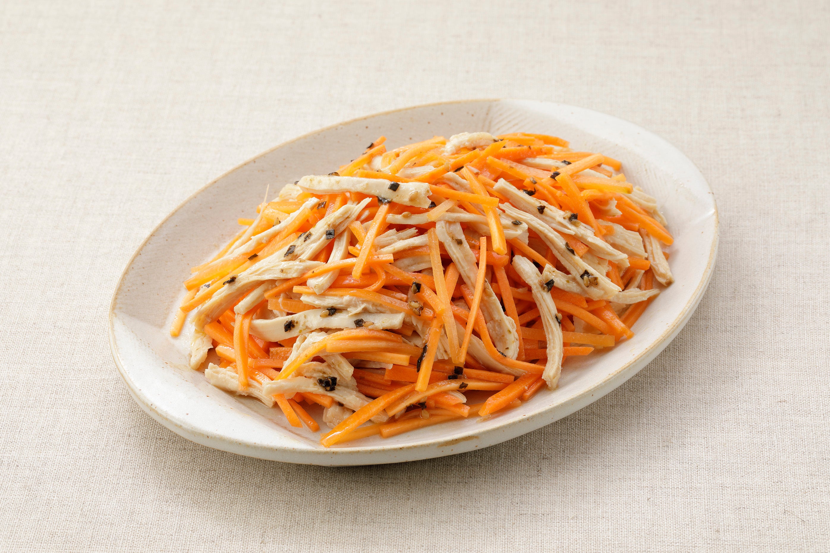 にんじんと鶏むね肉のあえサラダ（「醤油胡麻だれ ごま油仕立て」使用）