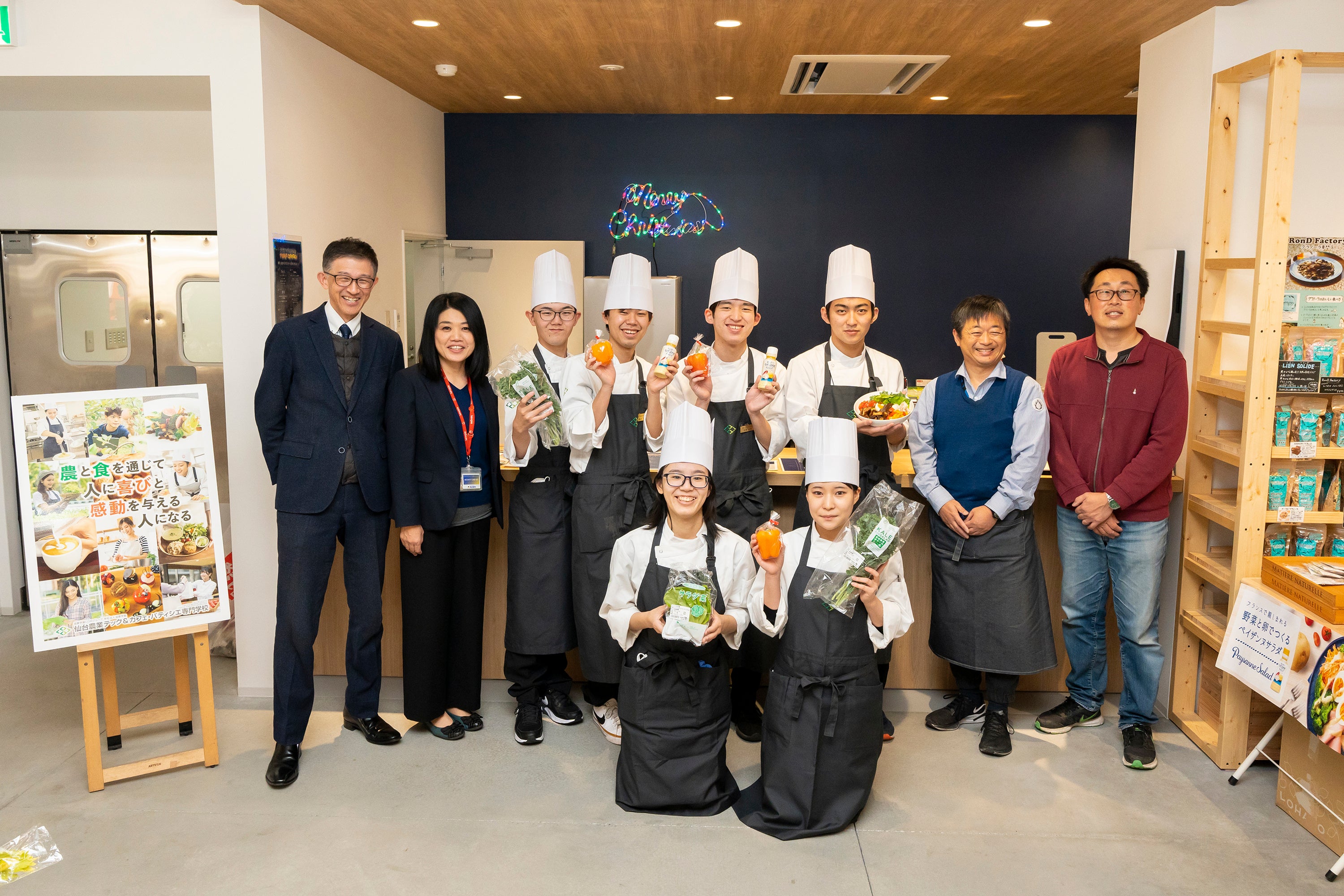 ケール生産農家や仙台農業テック＆カフェ・パティシエ専門学校の学生の皆さんと、キユーピー東北支店のメンバー