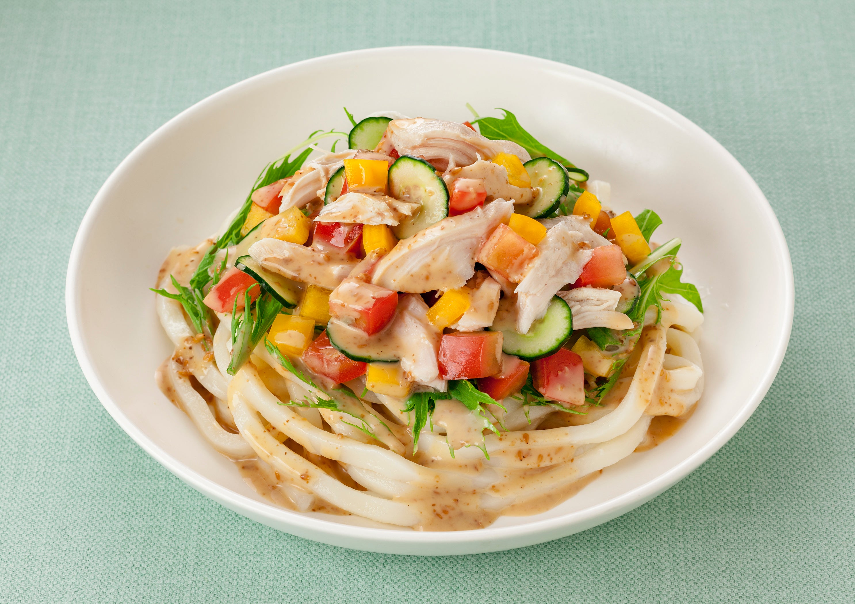 蒸し鶏とカラフル野菜のサラダうどん