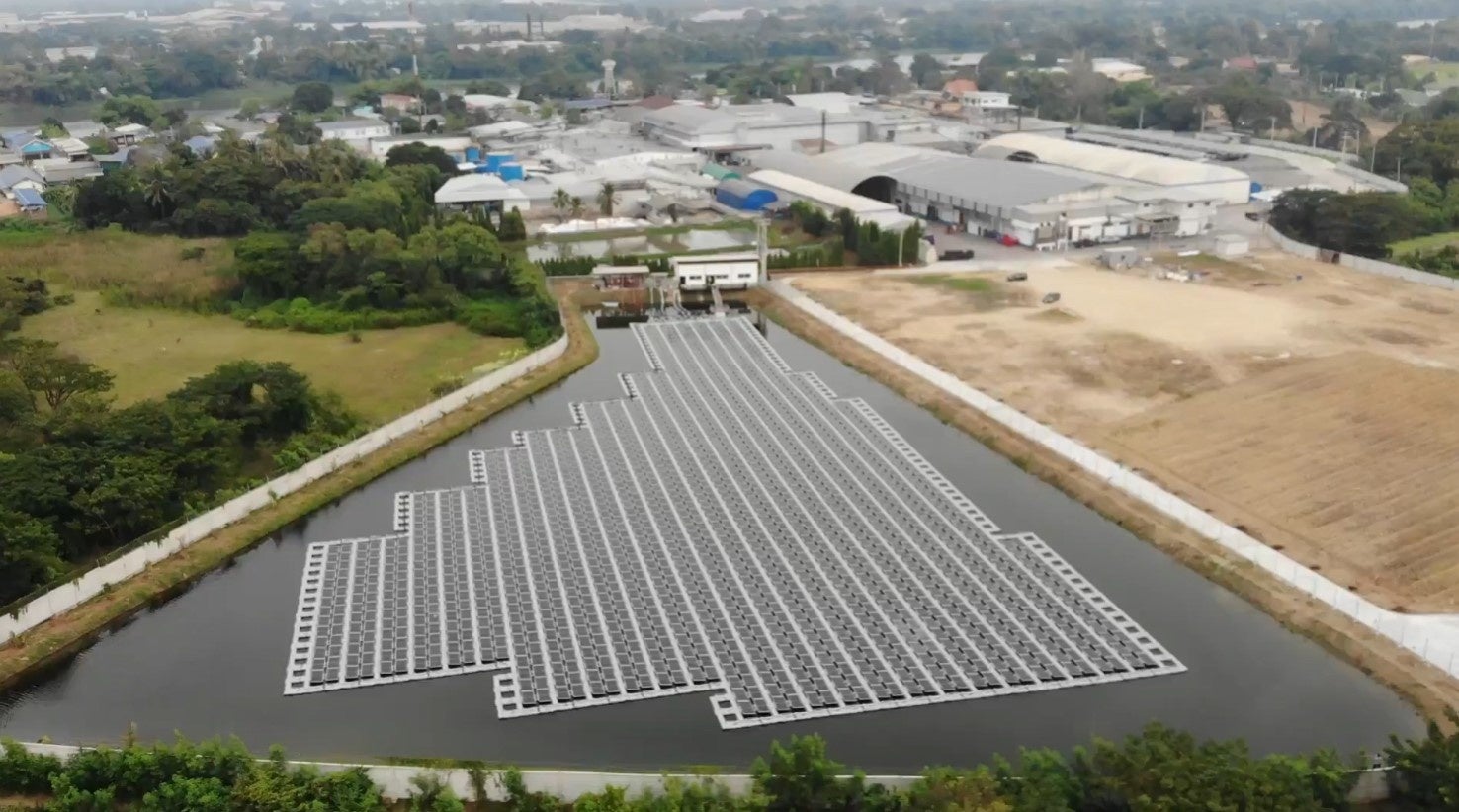 キユーピータイランド工場敷地内の貯水池に設置された水上太陽光パネル