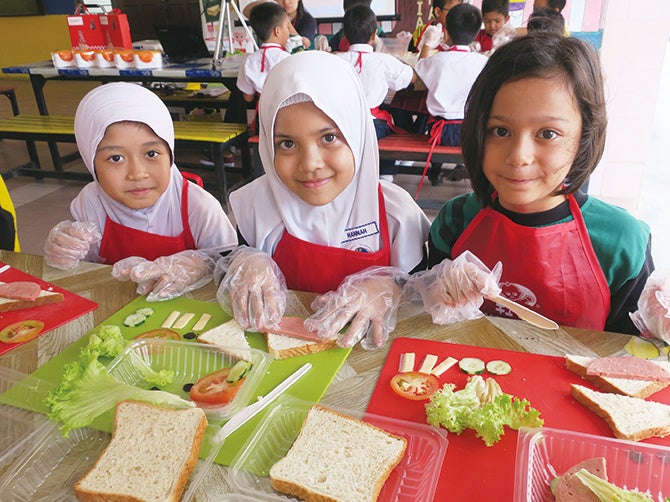 サンドイッチ教室の様子（マレーシア）