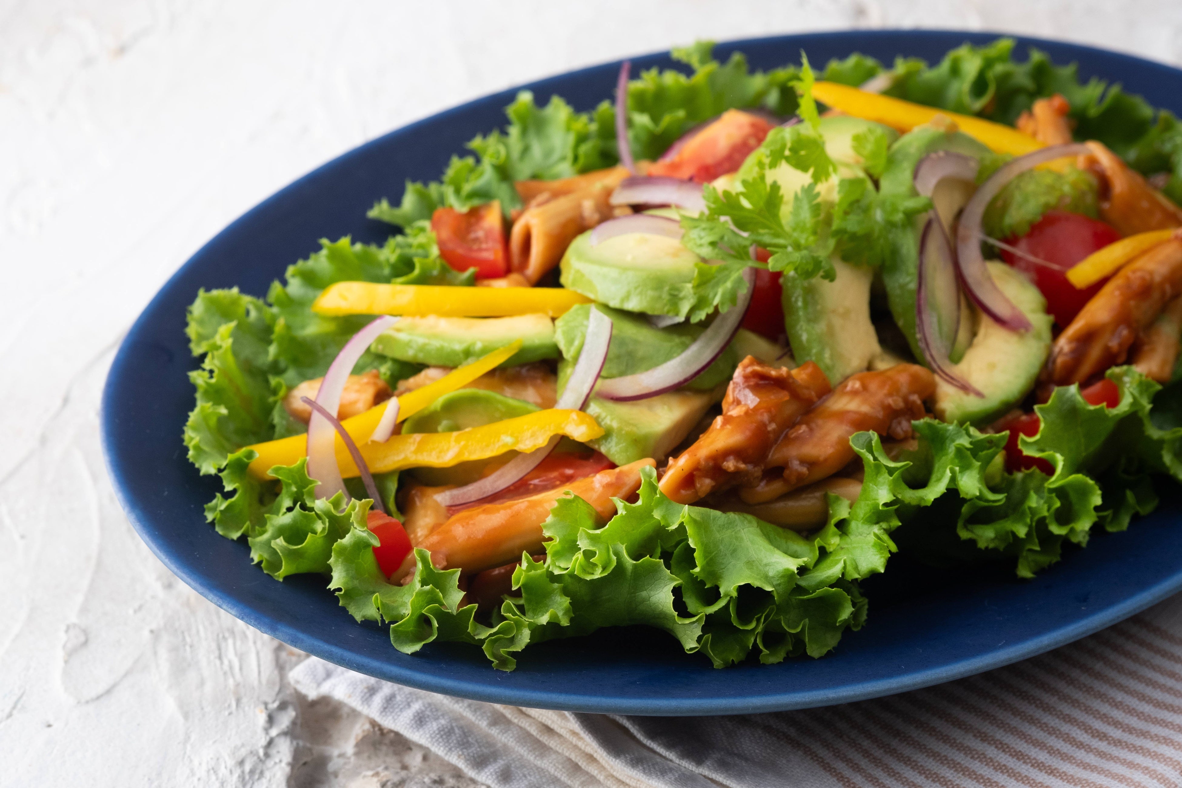 アボカドと大豆ミートのボロネーゼペンネサラダ