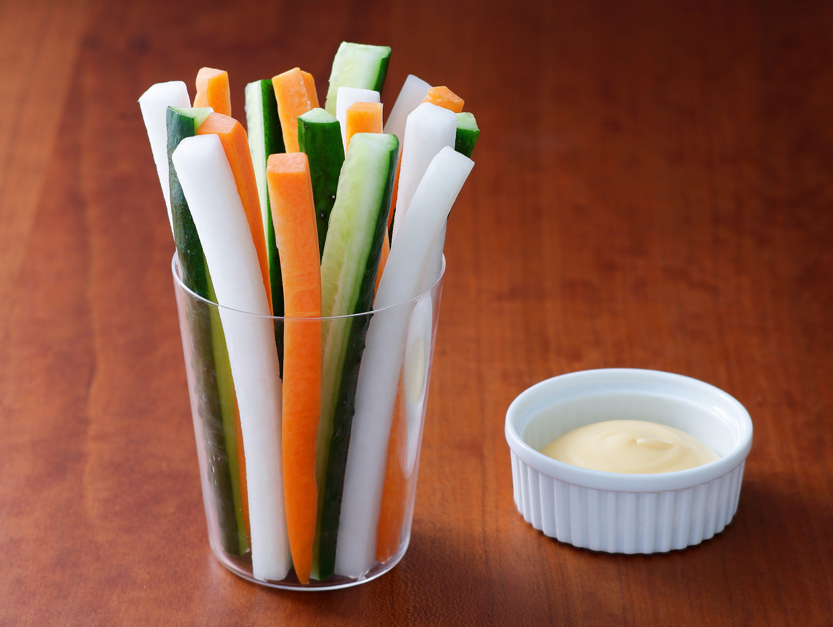 野菜スティックと燻製マヨディップ