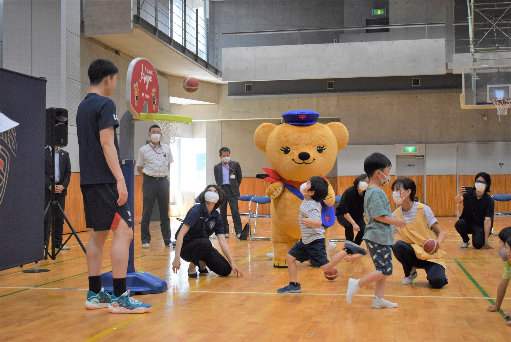 贈呈されたバスケットゴールで早速シュートに挑戦する園児たち