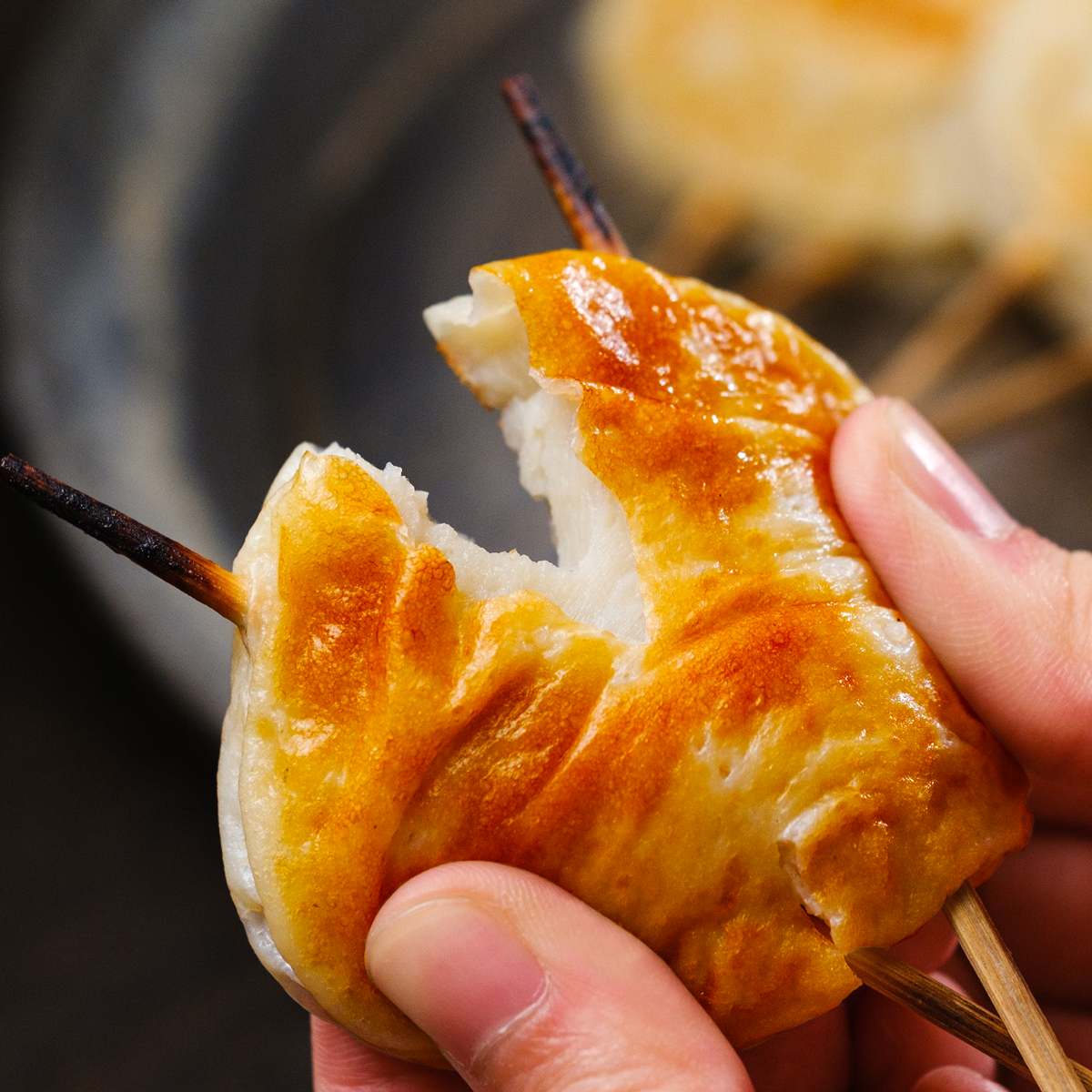 販売開始から30年、だし醤油で皮の香ばしさと奥深い味わいを強調