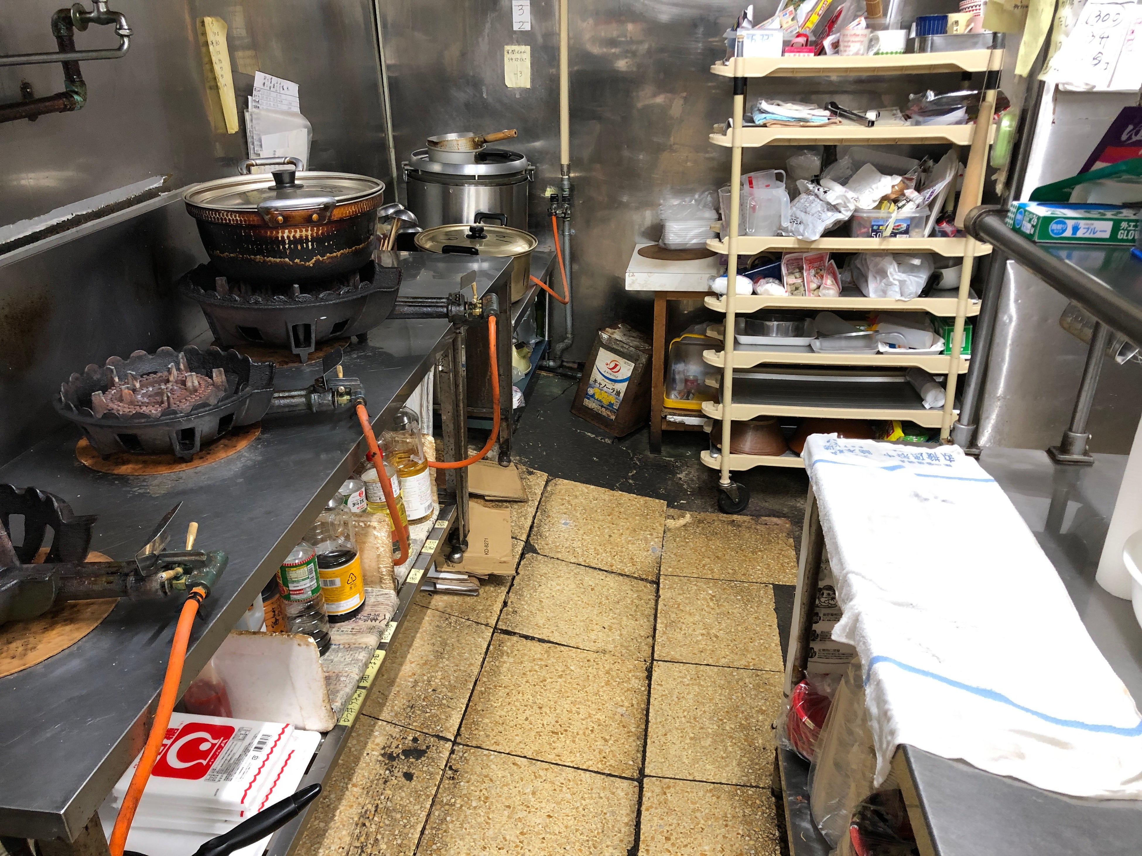 地震の影響で床が傾いた調理場