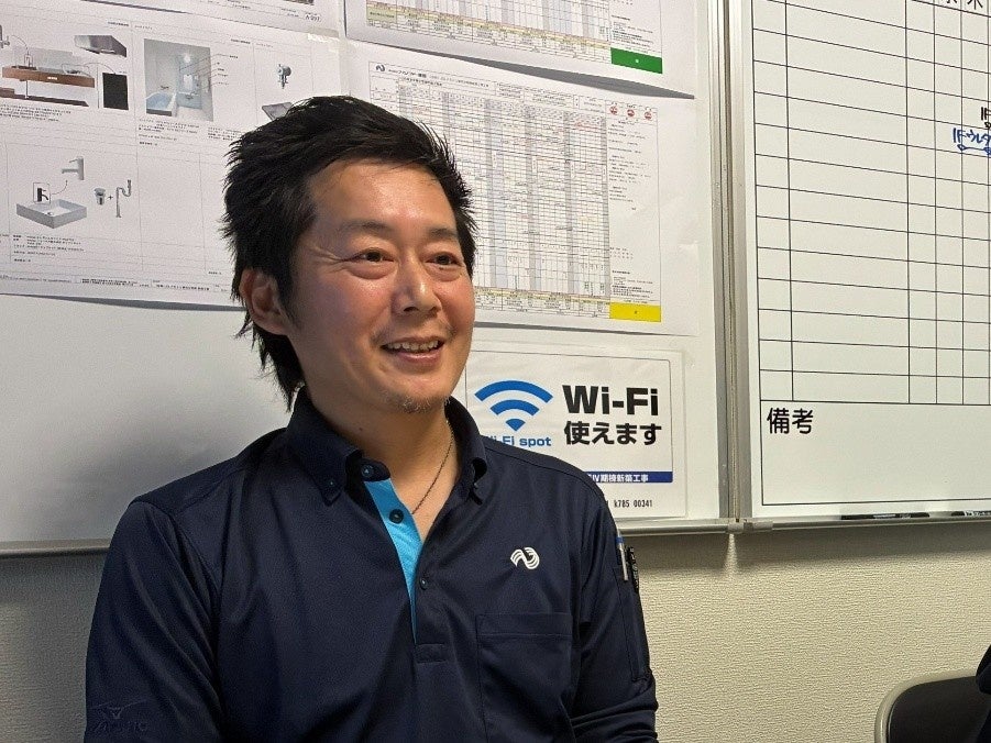 インタビューに応じる小野所長