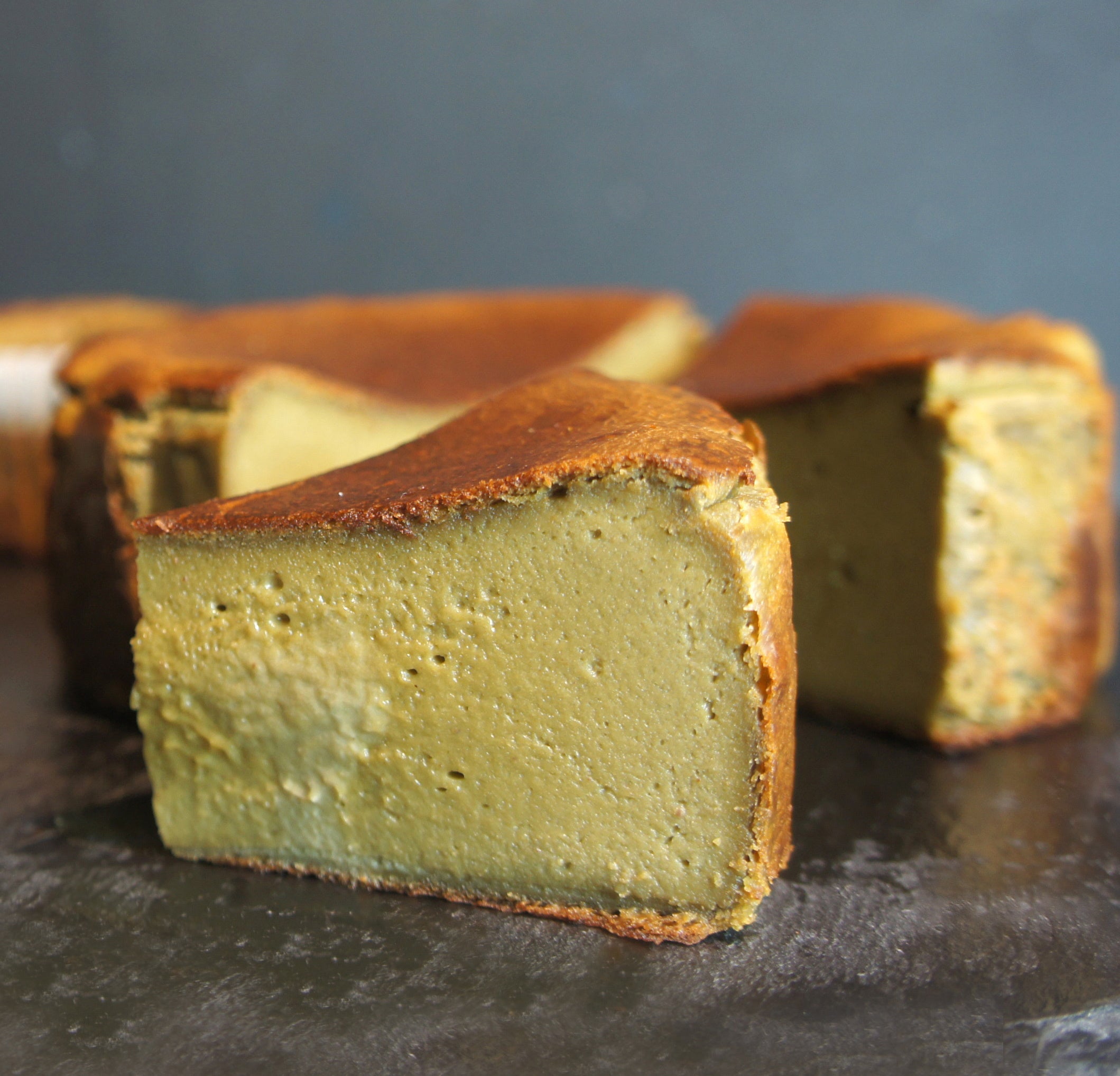 ピスタチオの濃厚な風味がたまらないバスクチーズケーキ