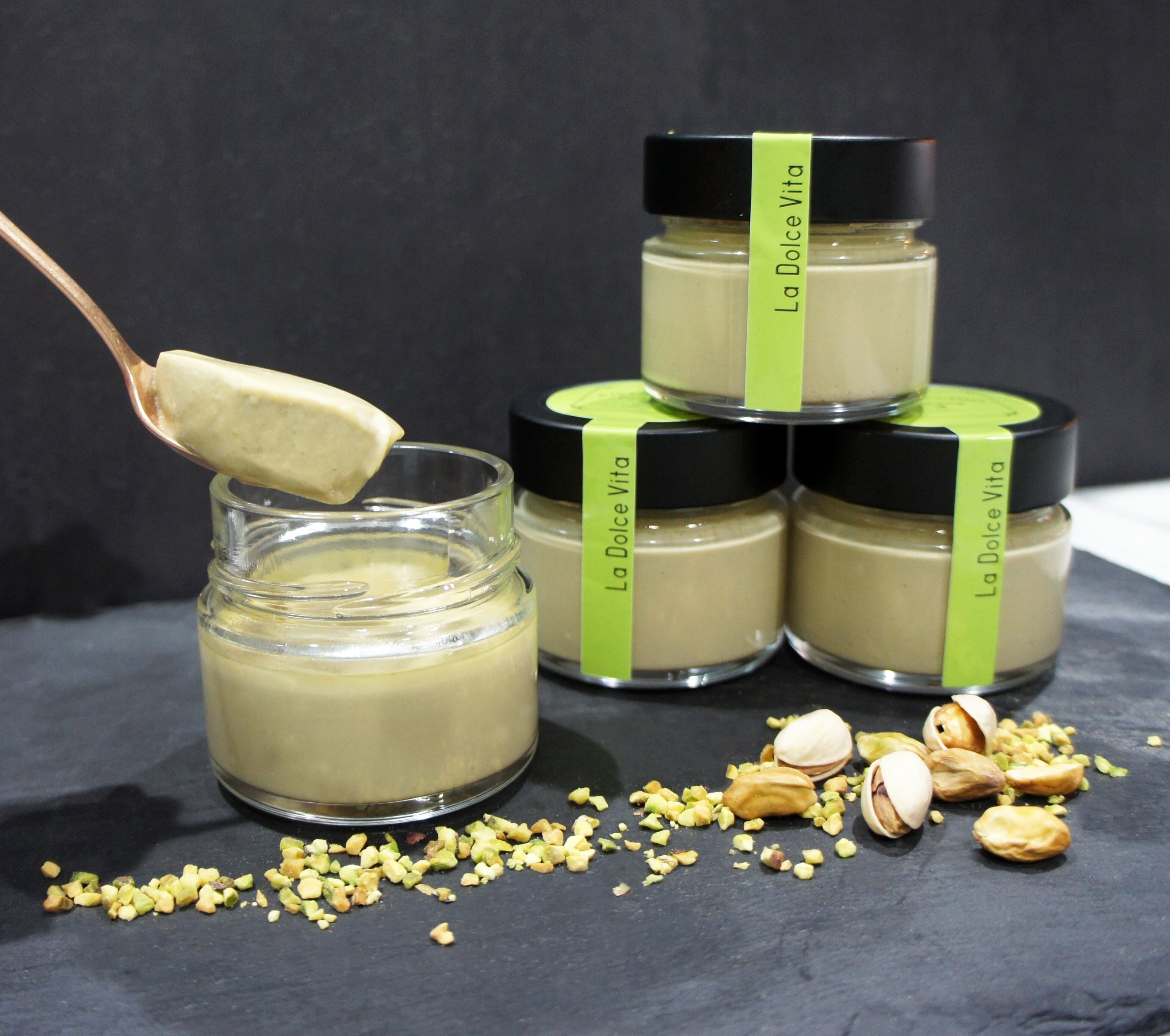 なめらかなプリンにピスタチオの香りが引き立つ