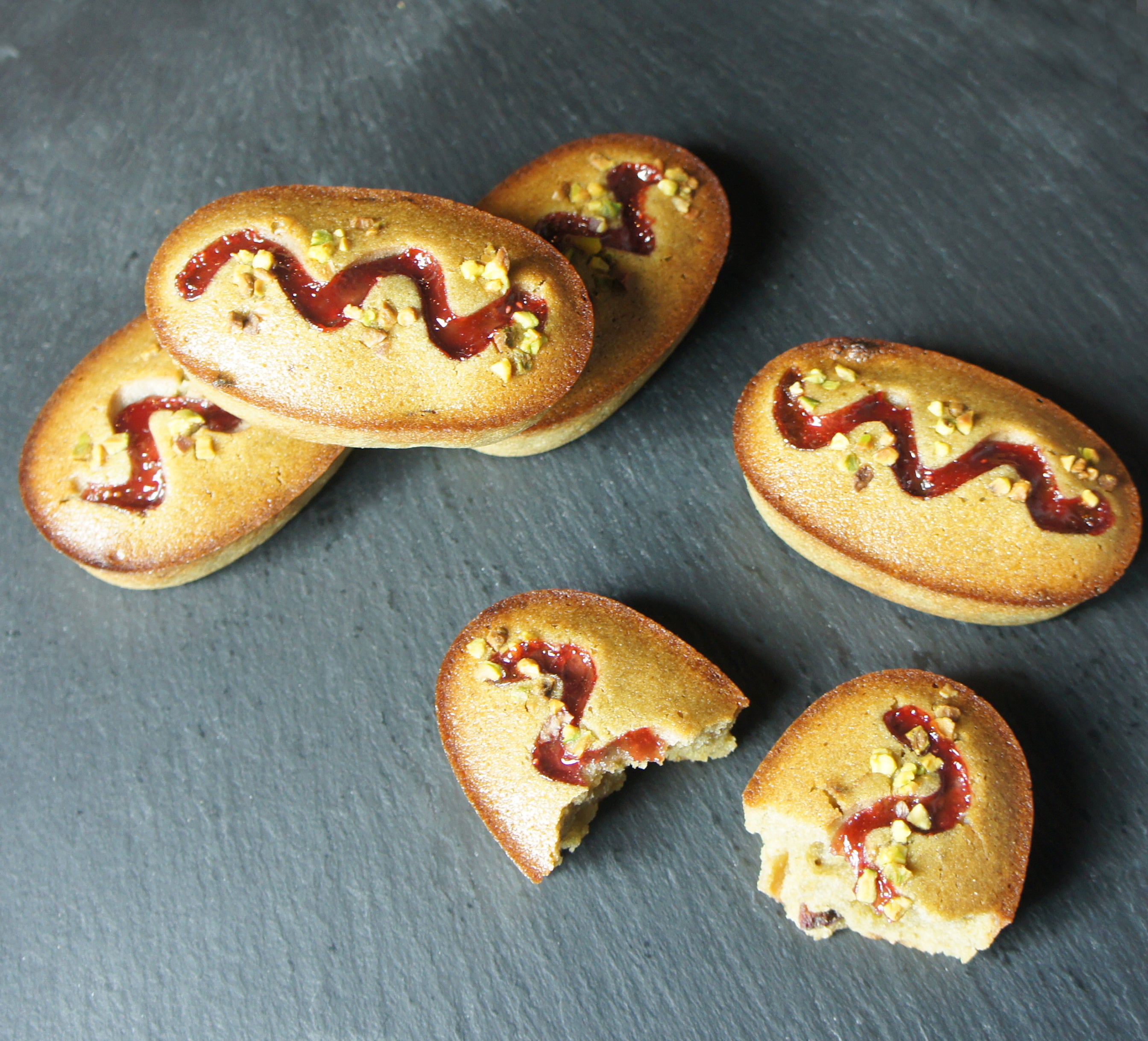 ピスタチオの芳醇な香りのバター生地に、ドライあまおうの食感が絶妙