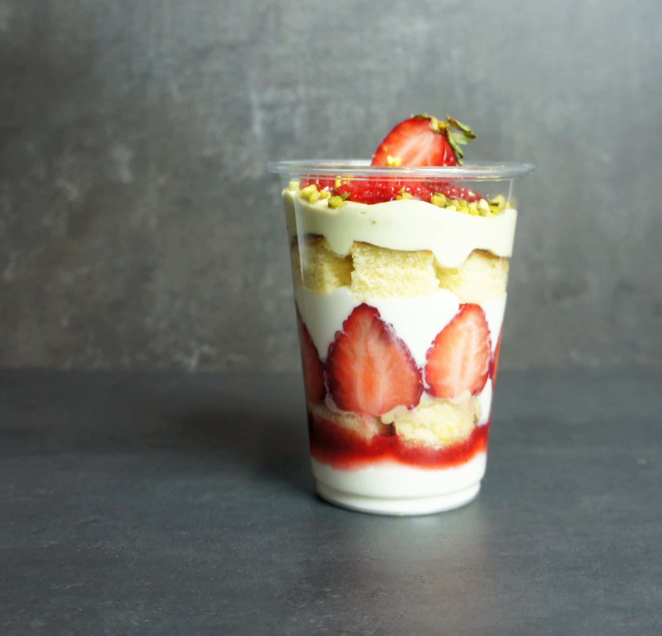 ピスタチオクリームとあまおうのカップケーキ