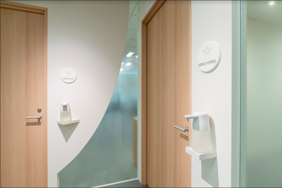 各会議室前に非接触式の自動アルコールディスペンサーを設置