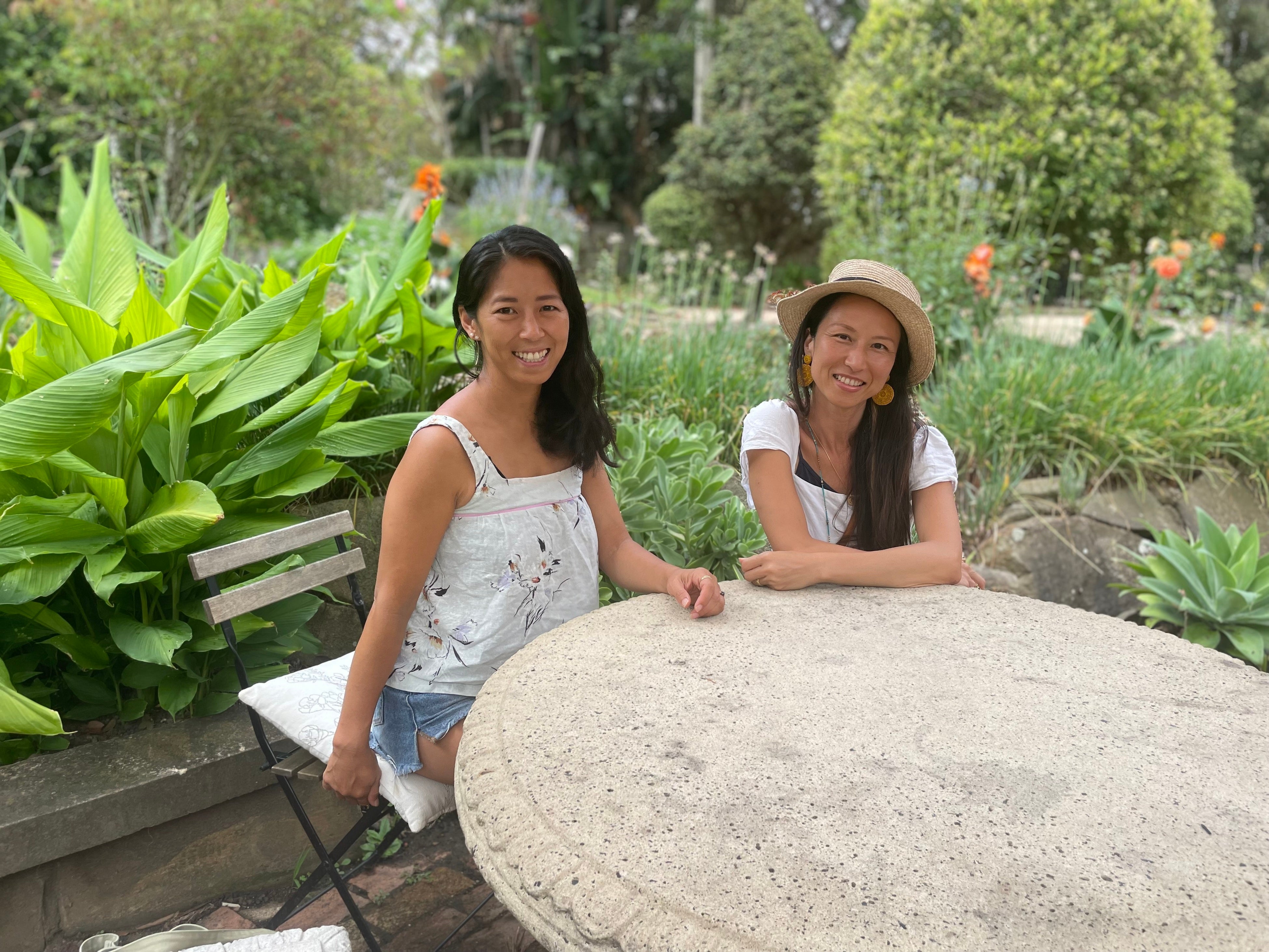 KoKeBee代表のバトラー佳子（左）と遠藤明日香（右）