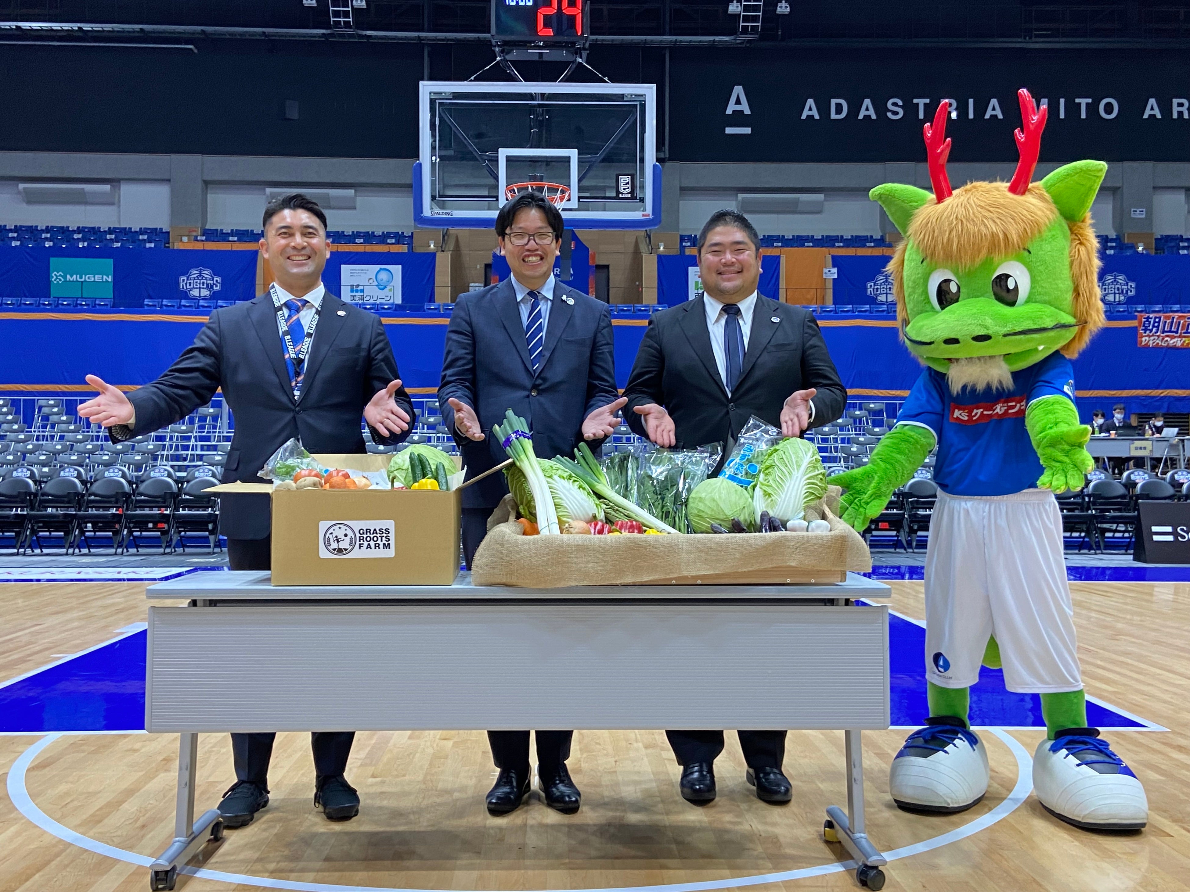 （画像左から、茨城ロボッツ 代表取締役社長 西村大介様、水戸ホーリーホック代表取締役社長 小島耕、水戸ホーリーホック GRF推進事業部長 佐野元則）