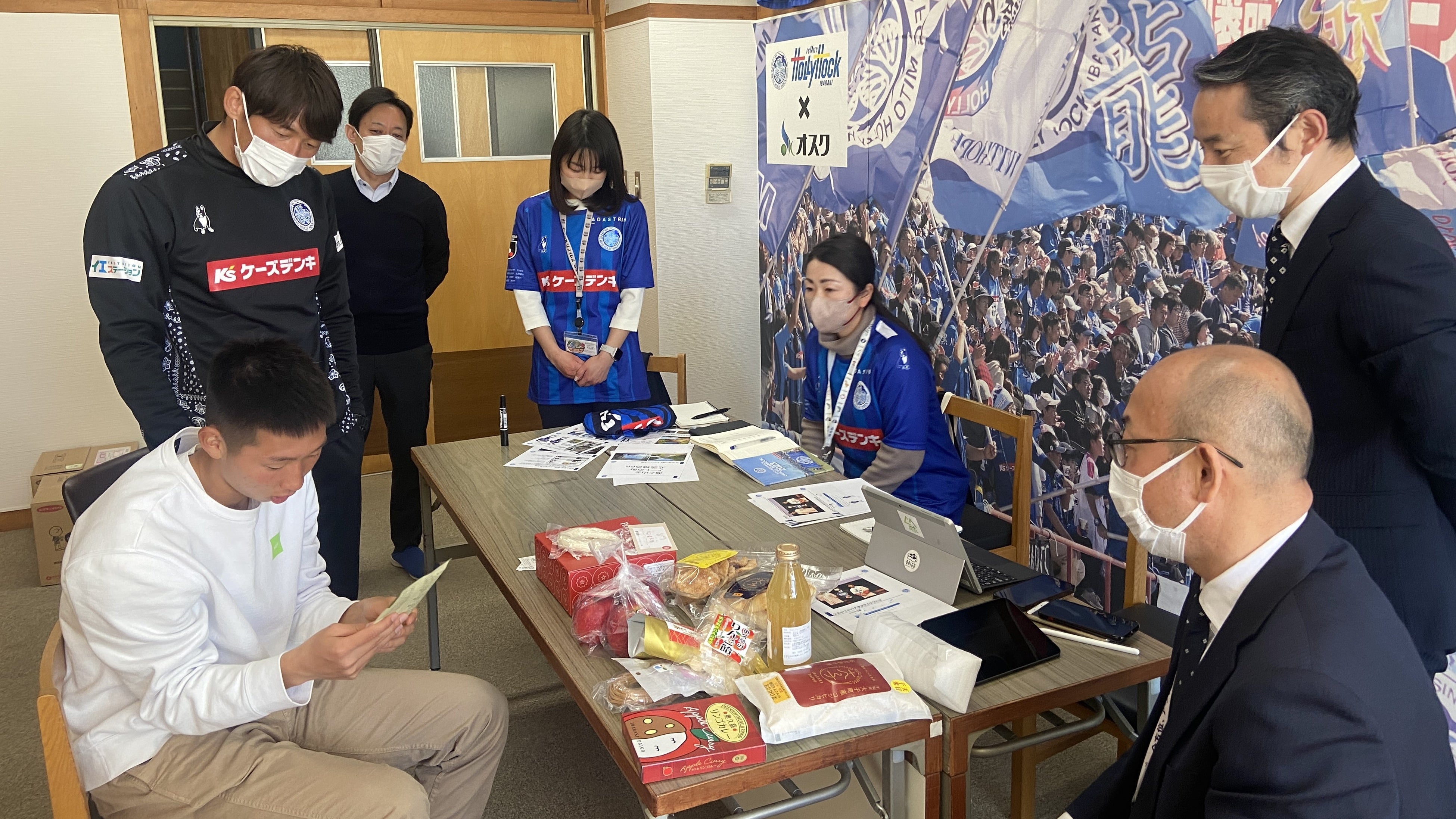選手と行政担当者との打ち合わせの様子