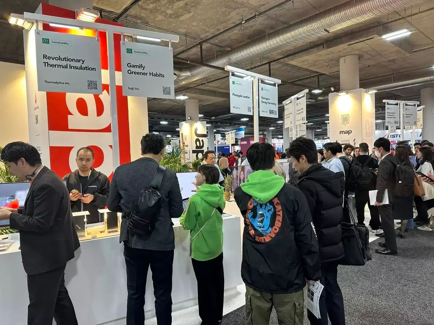 弊社ブースの様子。環境を意識したグリーンのパーカーでプロモーション活動を実施