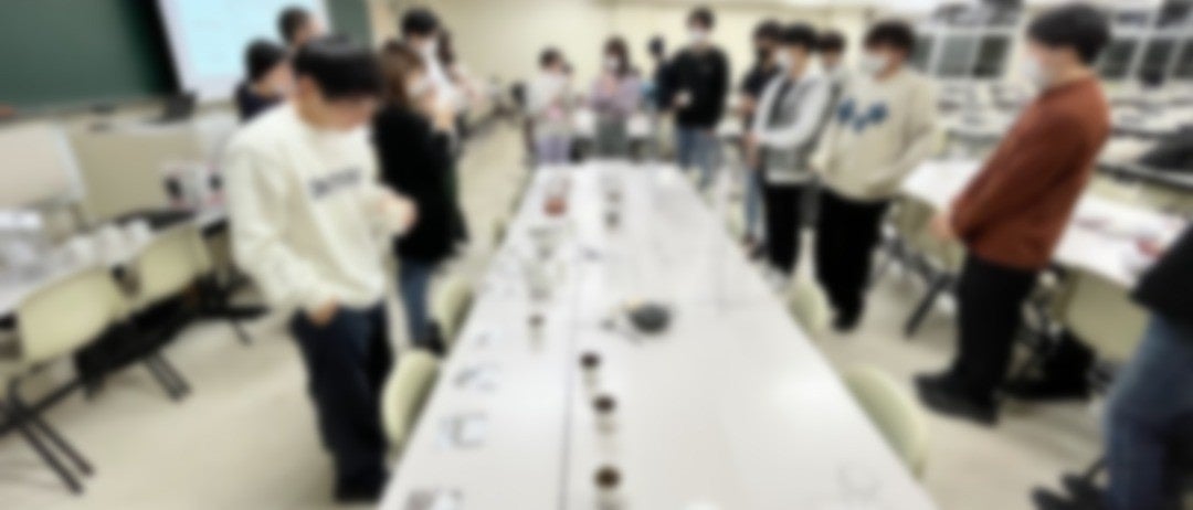 駒澤大学での和紅茶12種飲み比べの様子