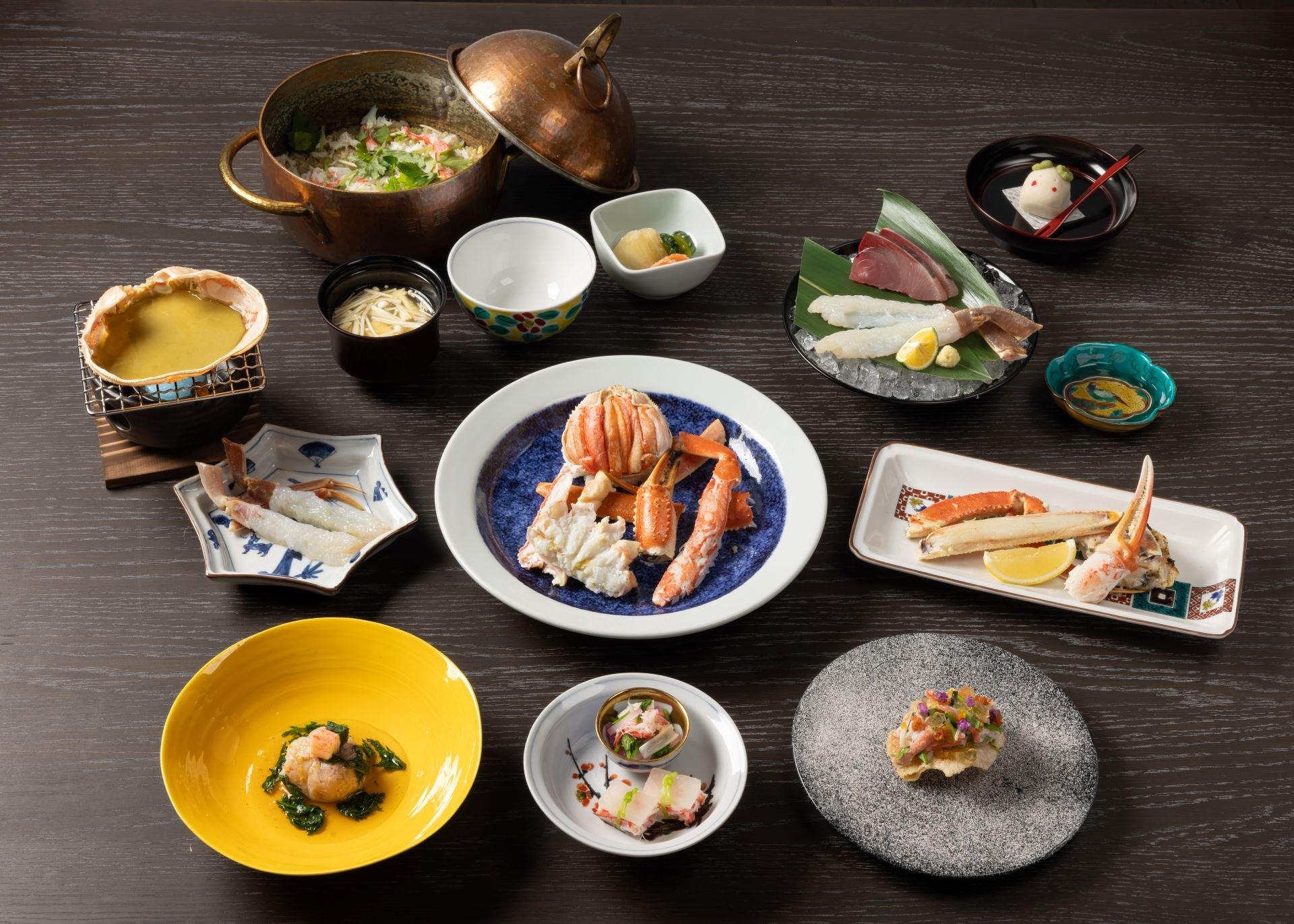 日本海の冬の味覚 “ズワイガニ漁” が11月6日（金）解禁！金沢 兼六園下の「食処 金沢 酢重」では、「冬の蟹づくしコース」を販売。11月13日（金）より提供。
