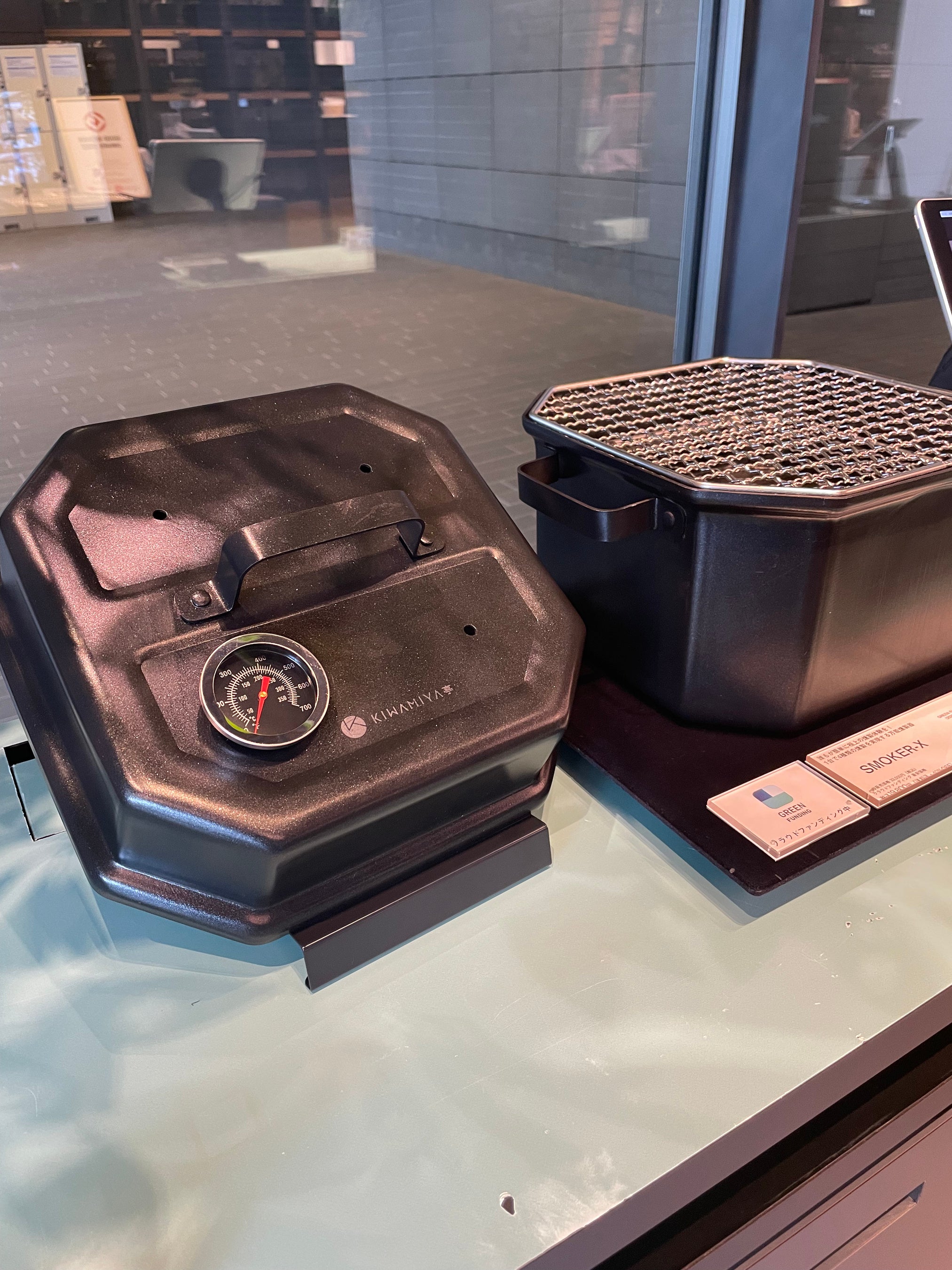 二子玉川の蔦屋家電で展示された万能燻製器「SMOKER-X」