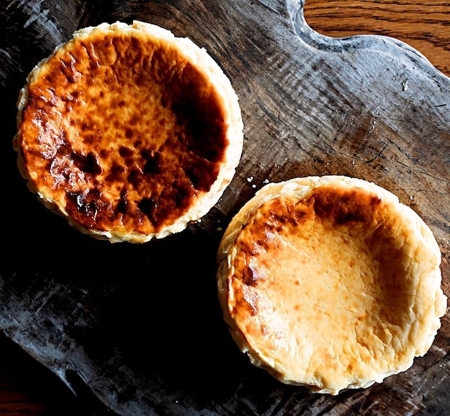 贅沢なバスクチーズケーキ、熟成と非熟成の食べ比べセット