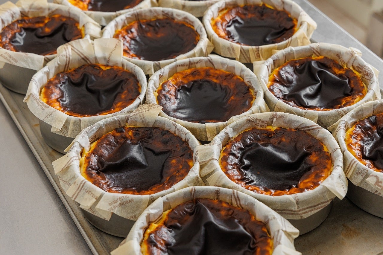 焼きあがった熟成バスクチーズケーキ