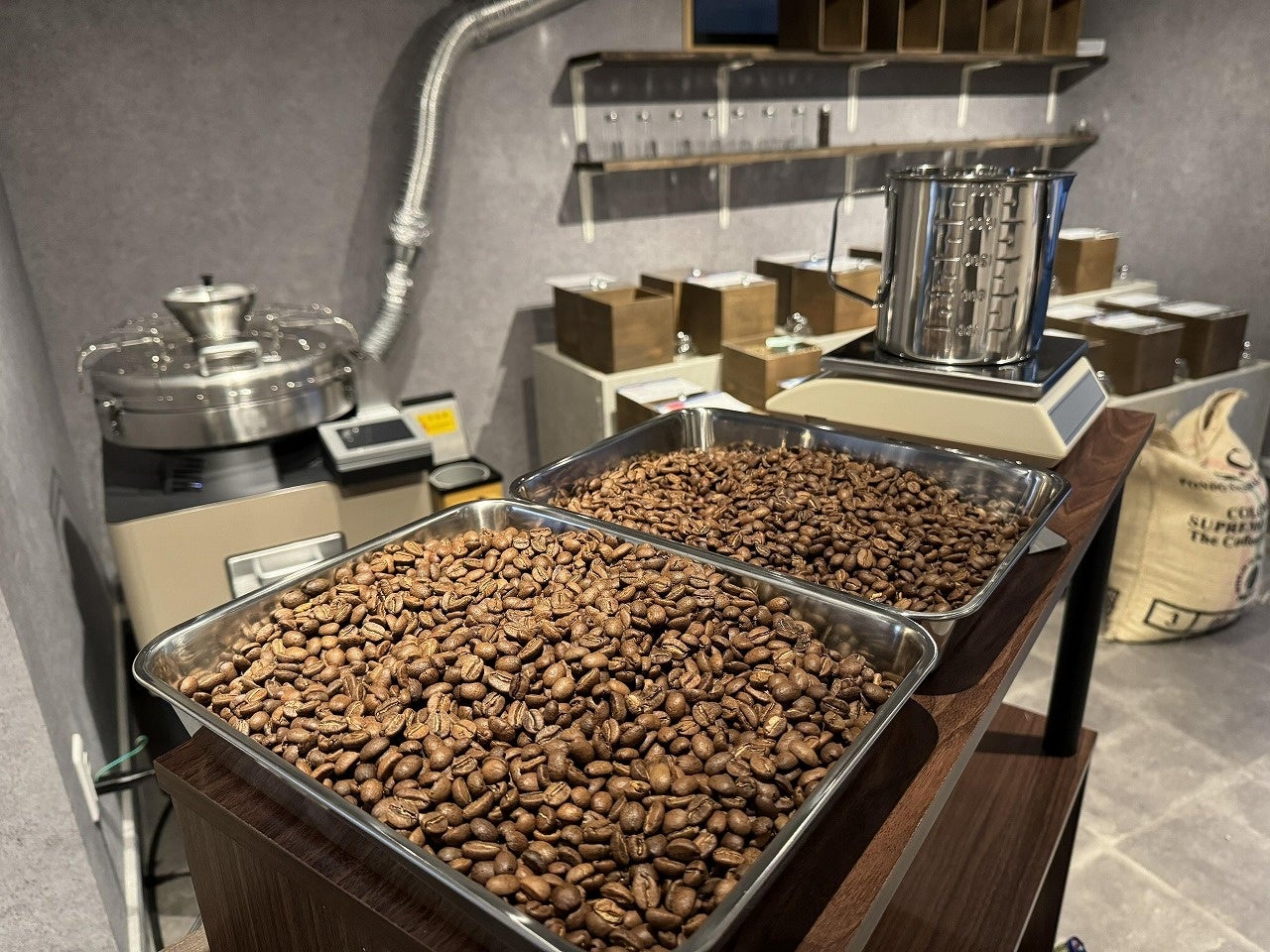 豆善店内はフレッシュなコーヒー豆の匂いに溢れる