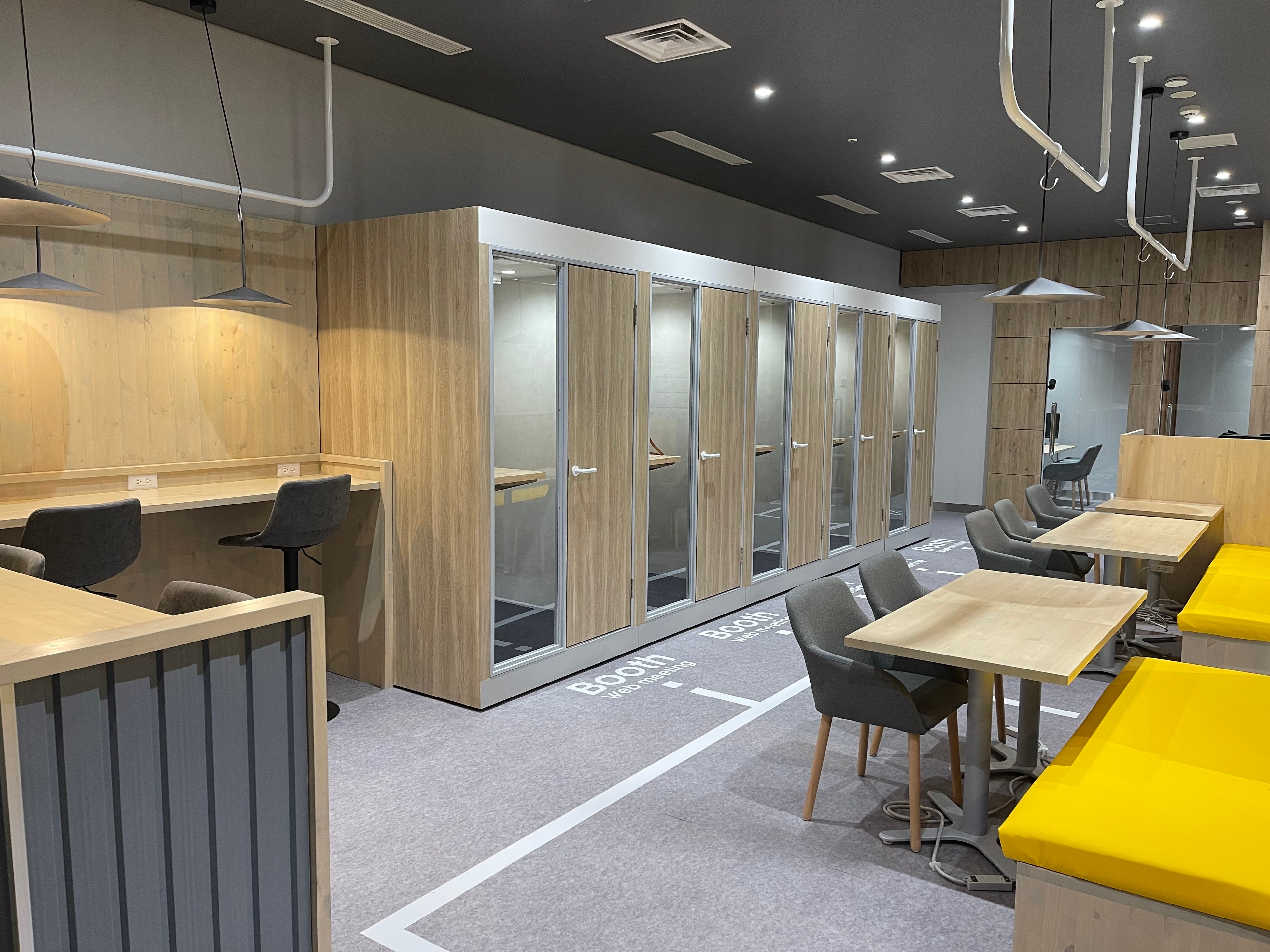 個室ブース（画像中央奥に5部屋、他1部屋を完備）