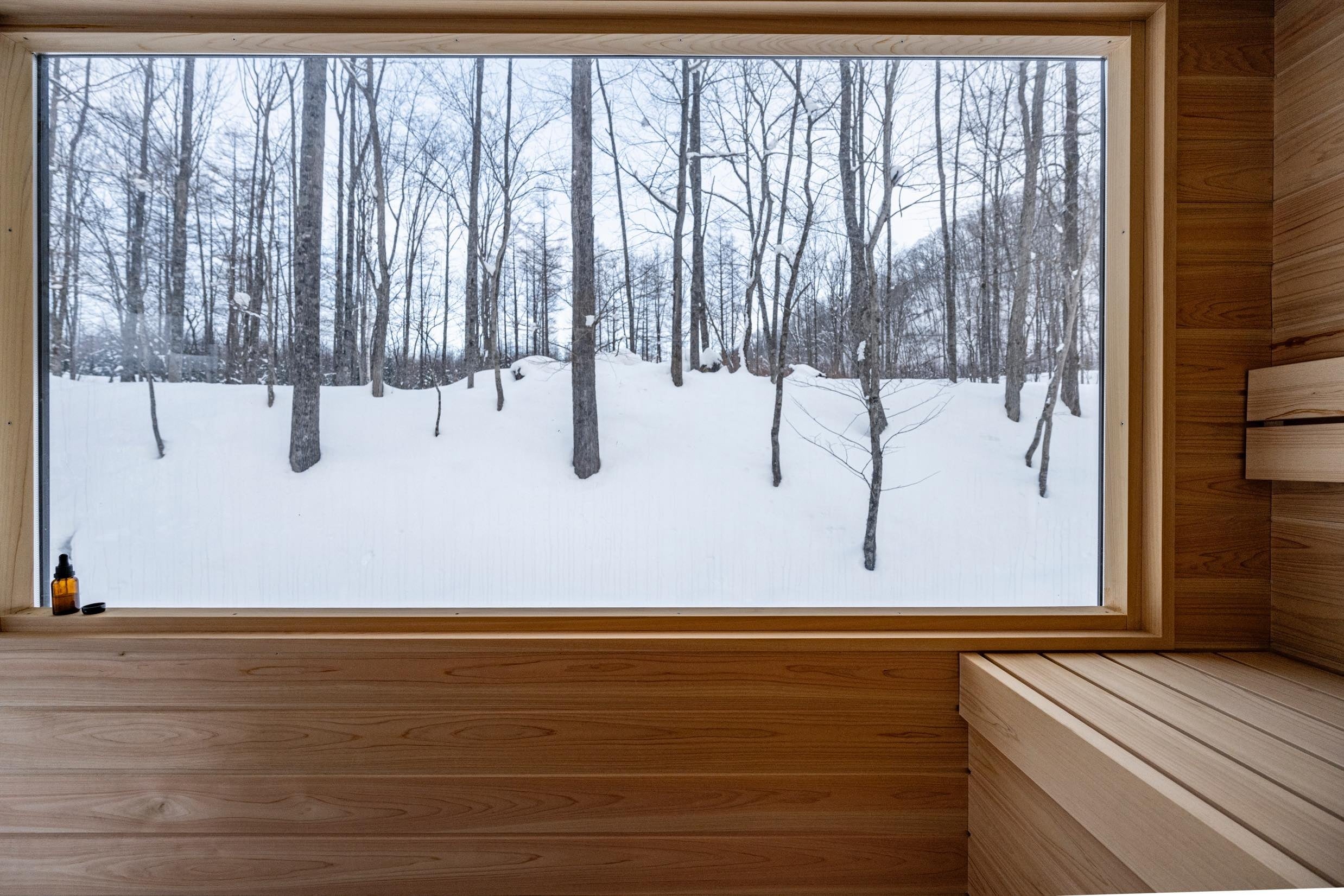 森の雪景色を眺めながらととのう。ネイチャースイートHOTORI