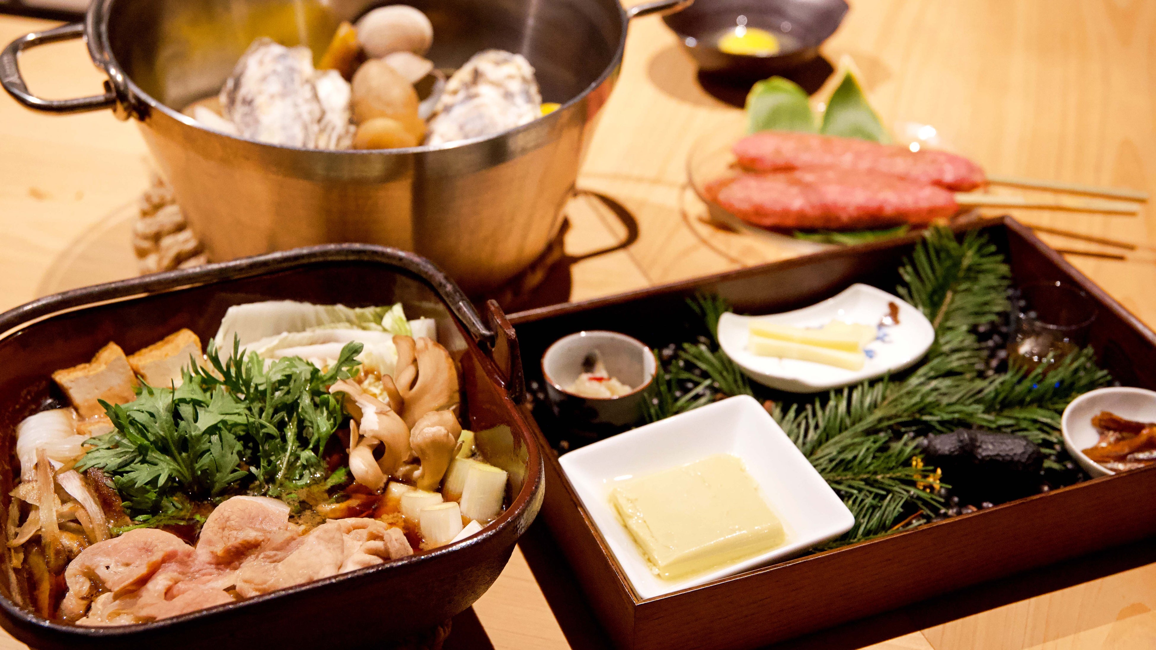 地元素材を中心に使用した「すき焼き鍋コース」