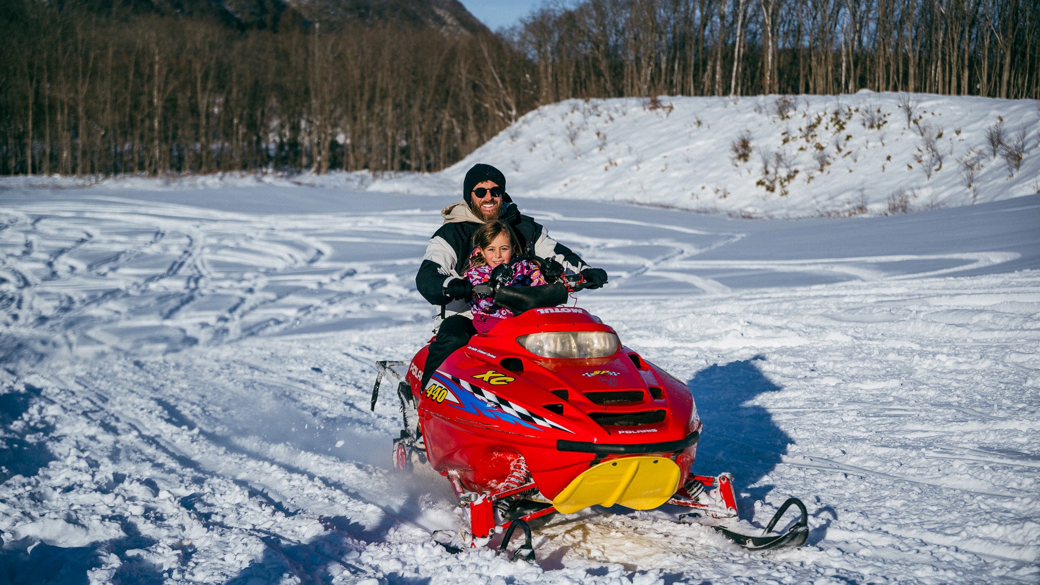 スノーモービルは定員2名可