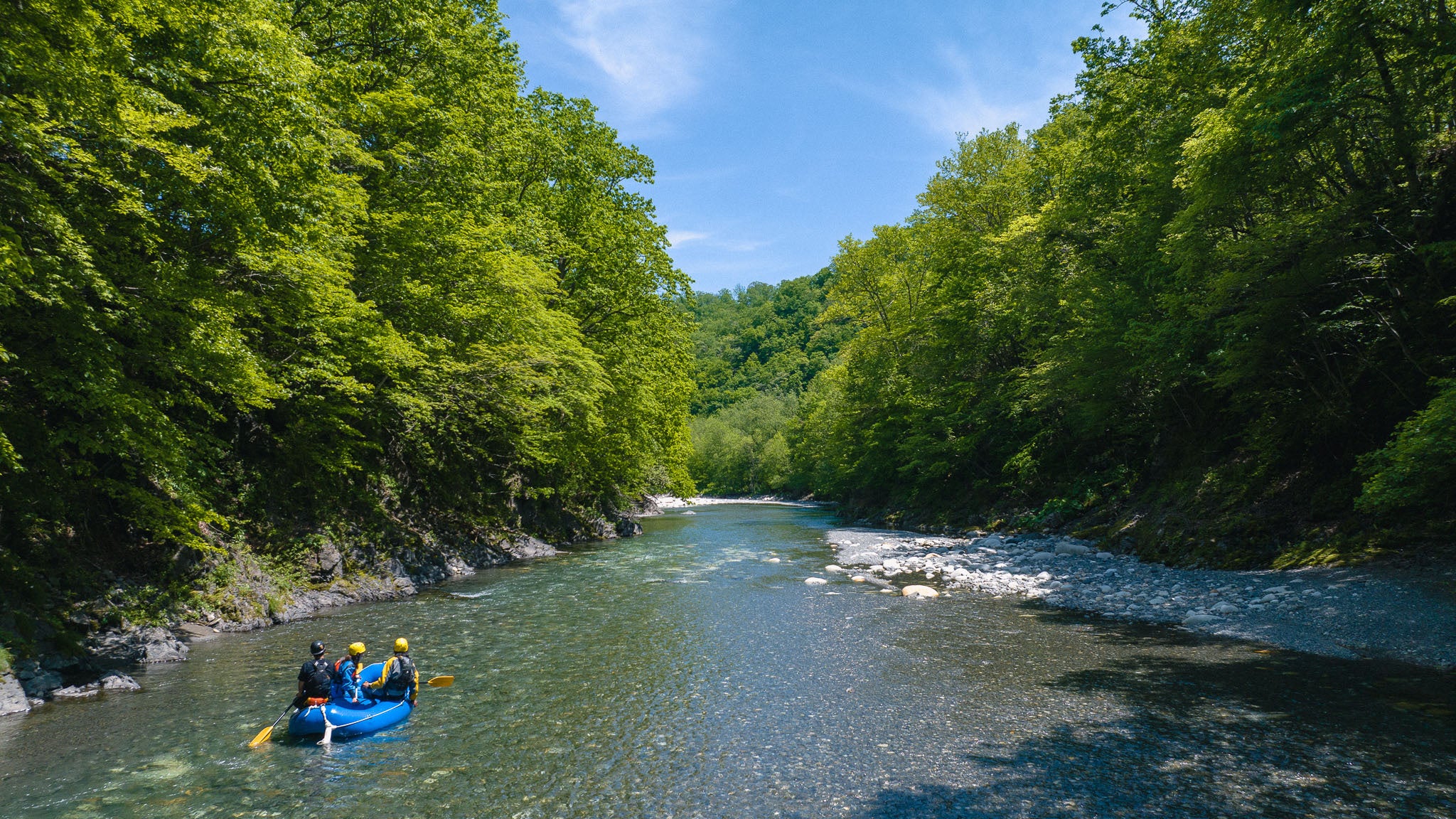 施設近隣の自然を楽しみながら川を下ります