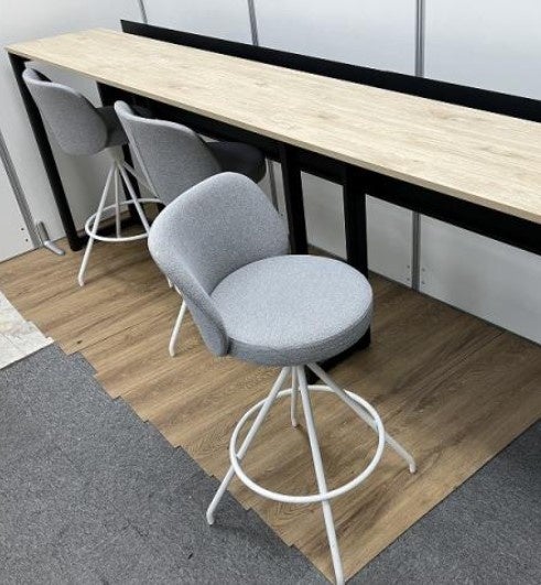 ハイテーブル＋チェアセット(コクヨ製)