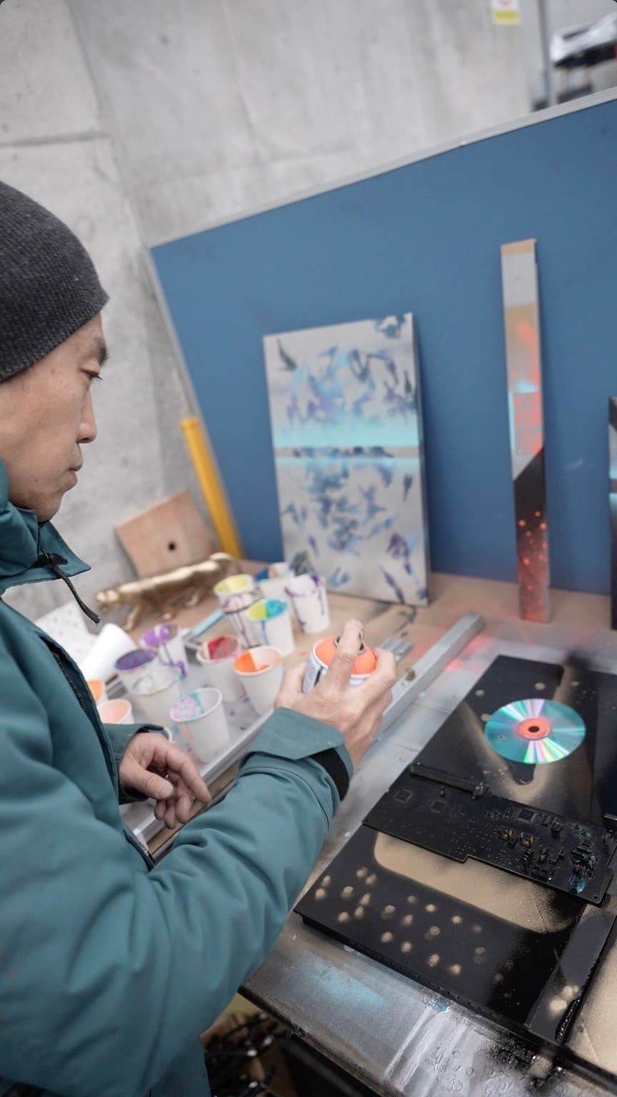 廃材アート制作中の日下部氏