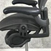 前傾チルトなしのスタンダード。肘掛けも固定