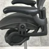 前傾チルトなしのスタンダード。肘掛けも固定