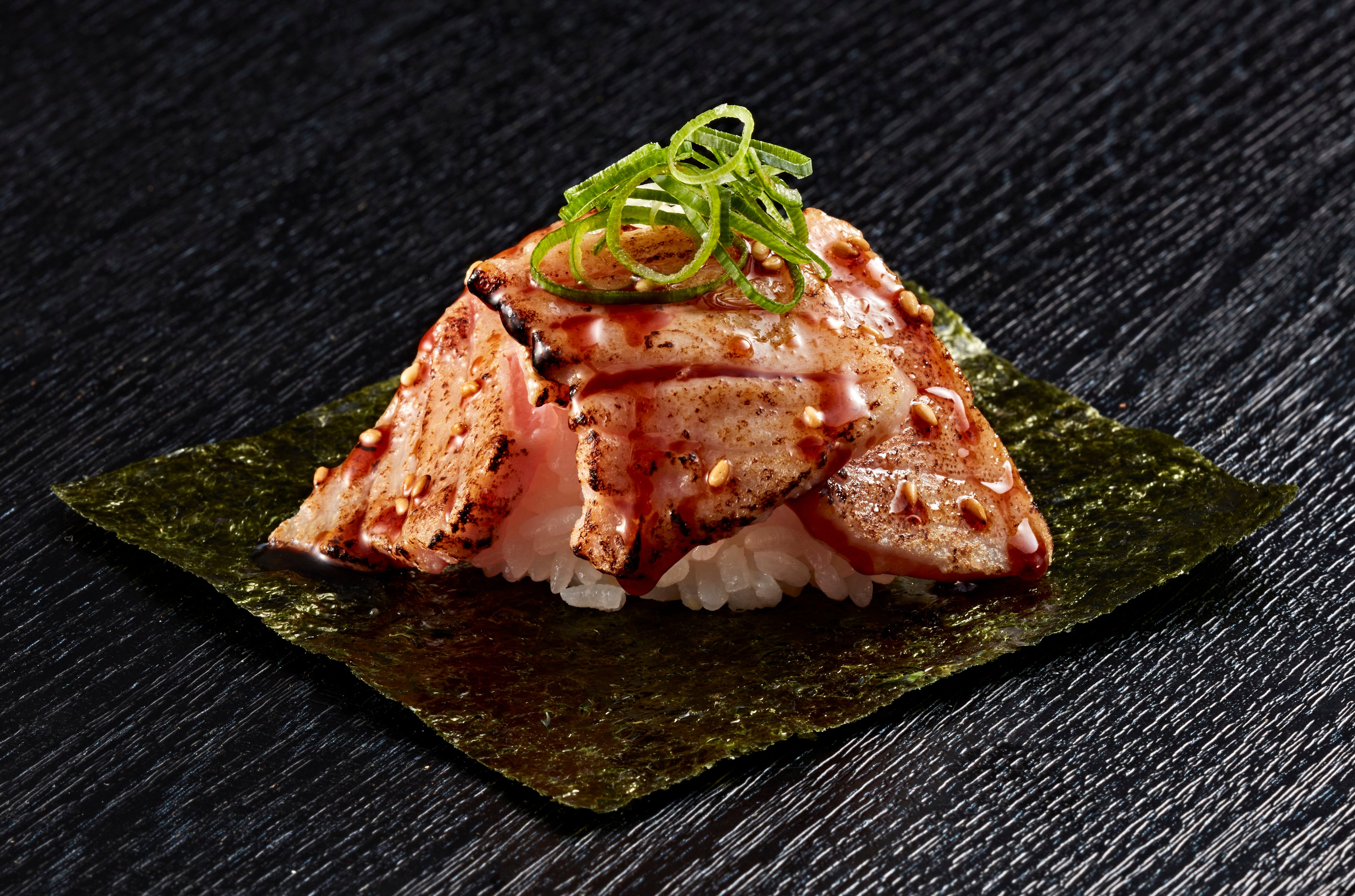 「天然大とろ炙りステーキ手巻き」一貫　290円(税込319円)