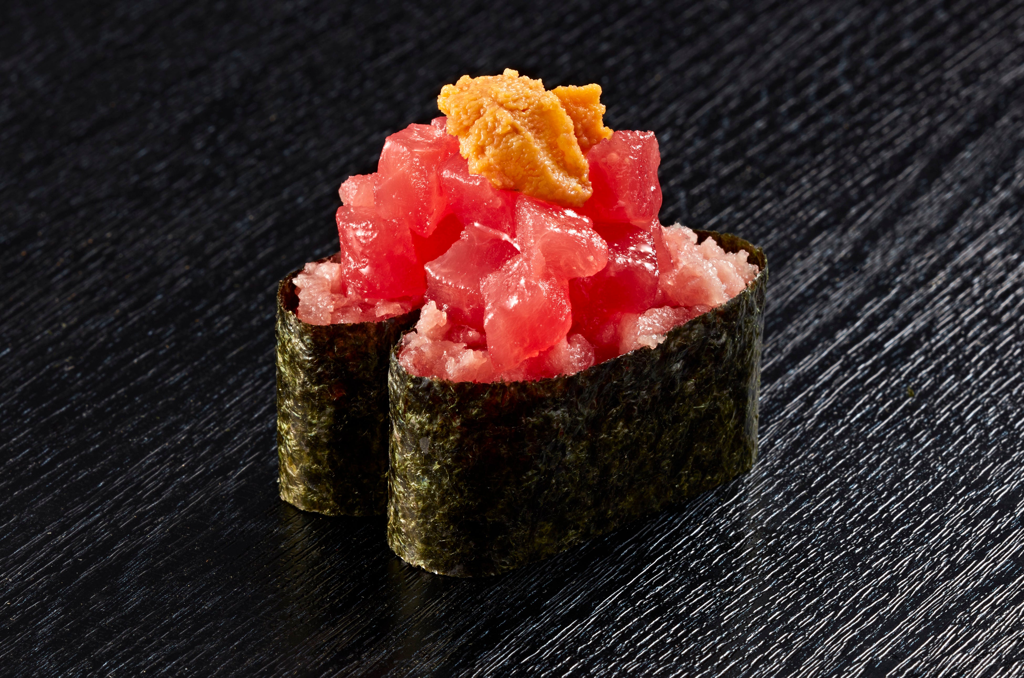 「天然まぐろ切り落とし軍艦~うにのせ~」二貫　290円(税込319円)