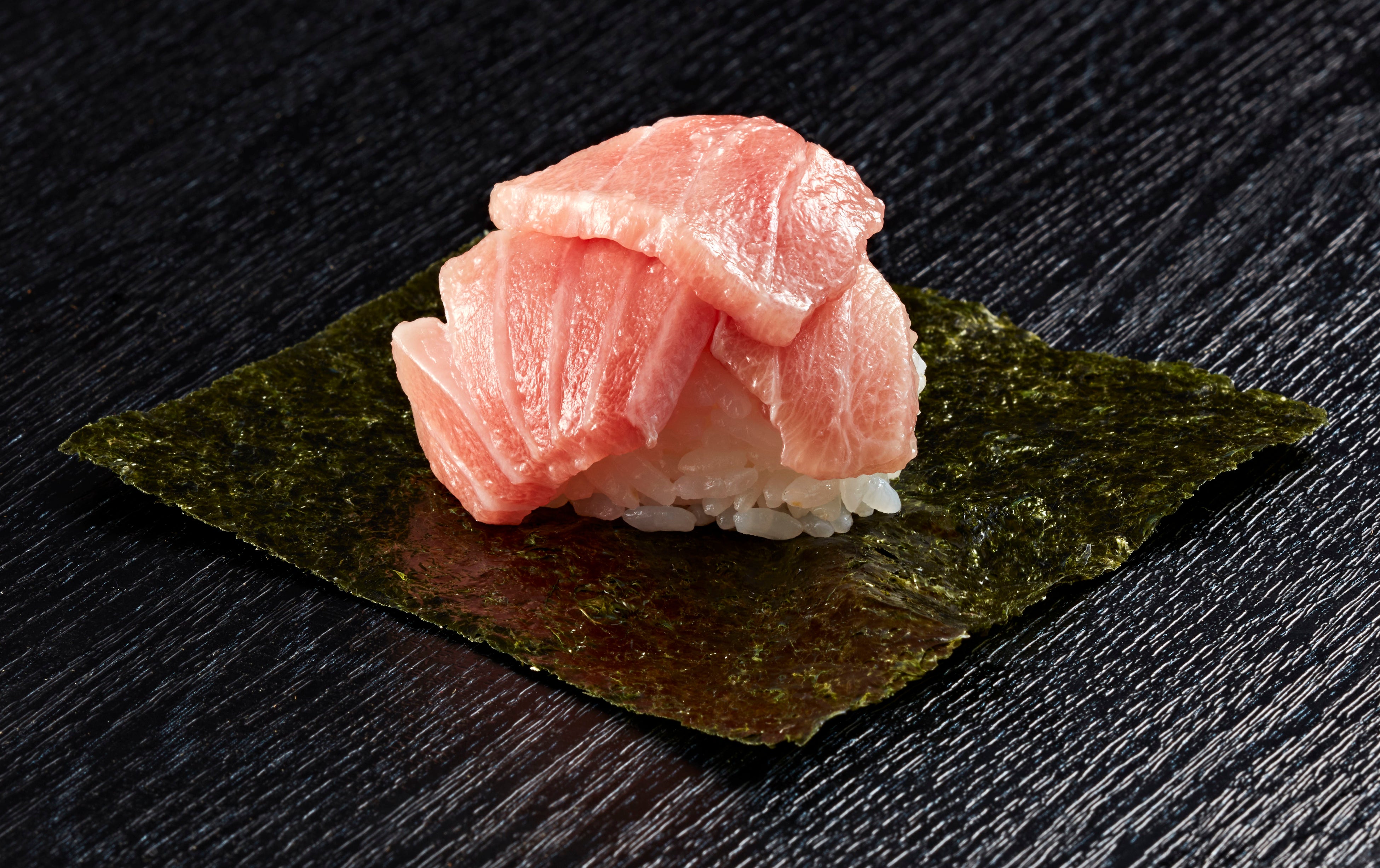 「天然大とろ手巻き」一貫　290円(税込319円)