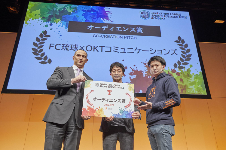 受賞の様子（写真左 室伏広治スポーツ庁長官） ※撮影時のみマスクを外しています。