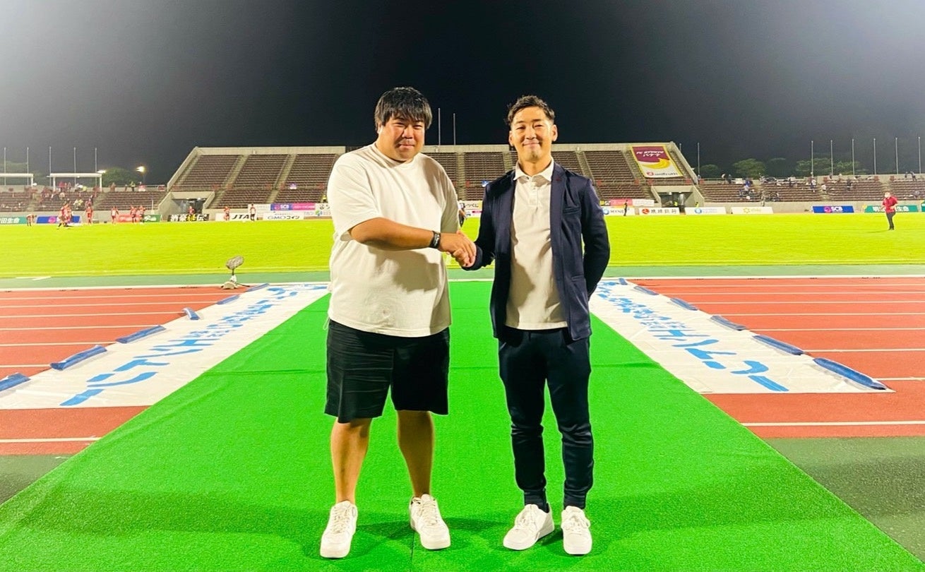 （左）アソビシステム株式会社 中川悠介代表取締役 （右）琉球フットボールクラブ株式会社　倉林啓士郎代表取締役社長