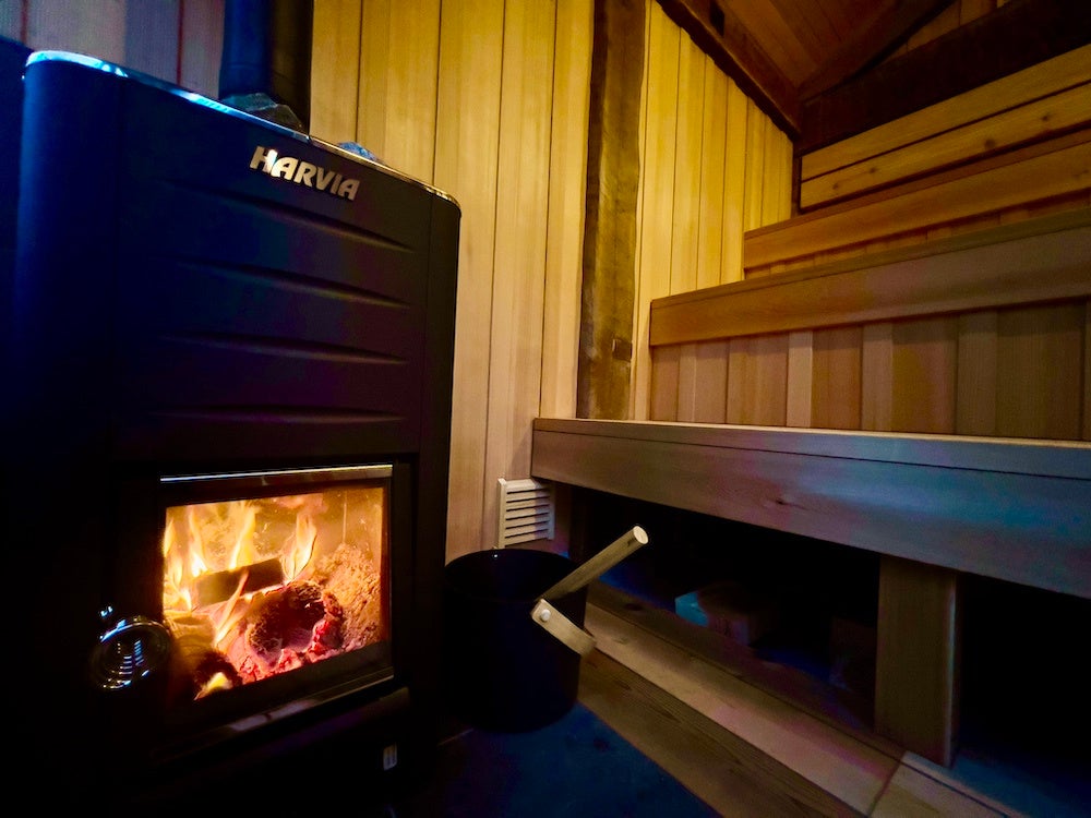 amagear The Sauna内観　フィンランド製薪ストーブを使用