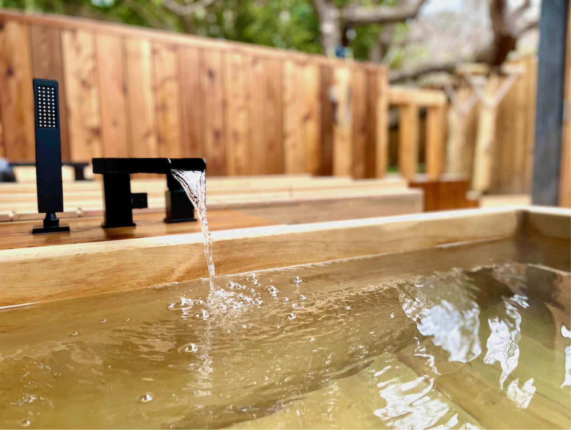 アウトドアバス　水温調節可能な浴槽が２つ