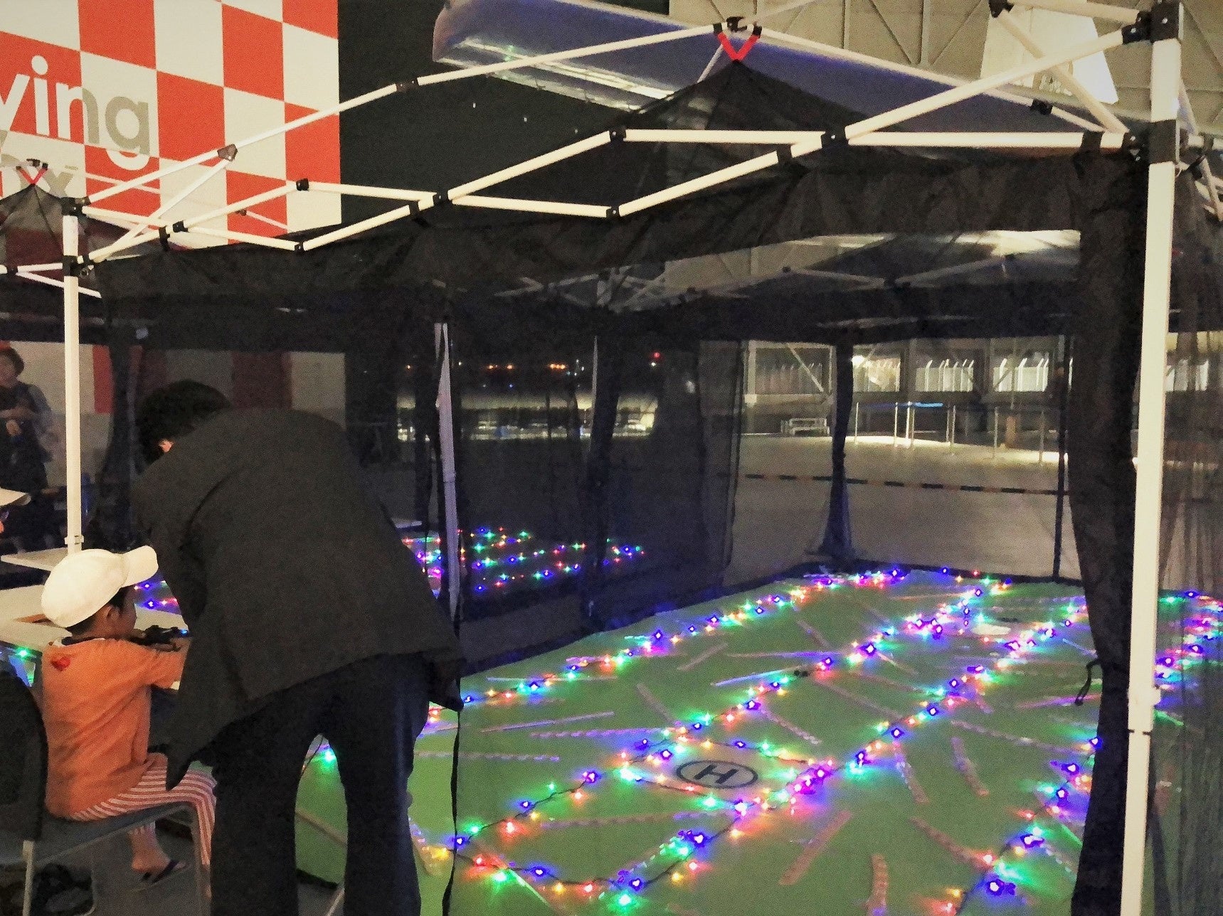 ドローン体験・夜バージョンの様子