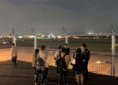 夜の空港解説の様子