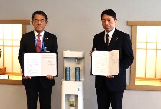 ▲(左より)唐津市長 峰 達郎様、ウォータースタンド株式会社九州支社長 小岩 利光