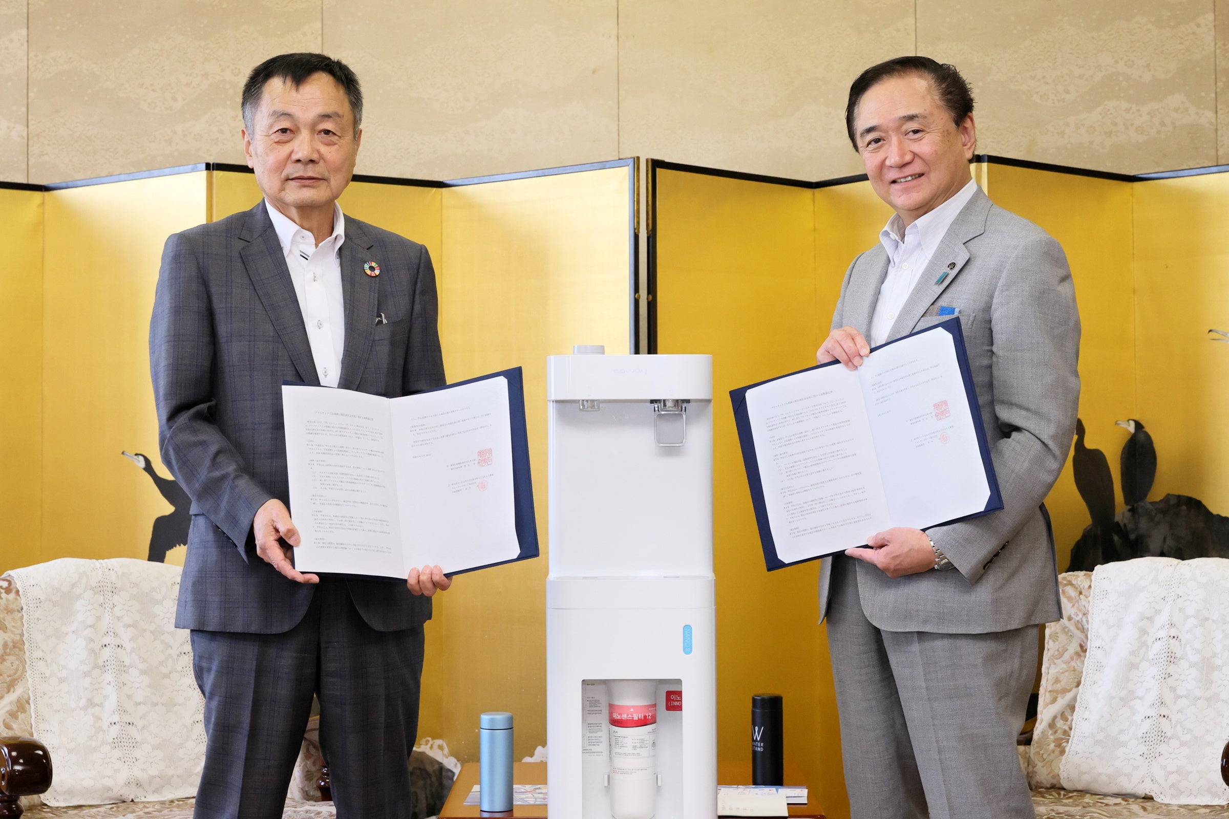 ▲（右より）神奈川県知事 黒岩 祐治様、ウォータースタンド株式会社代表取締役社長 本多 均（画像は神奈川県提供）