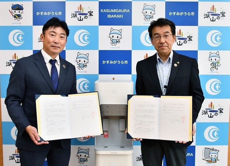 ▲（右より）かすみがうら市市長　宮嶋 謙様、ウォータースタンド株式会社関東第3支社長　長井 康之