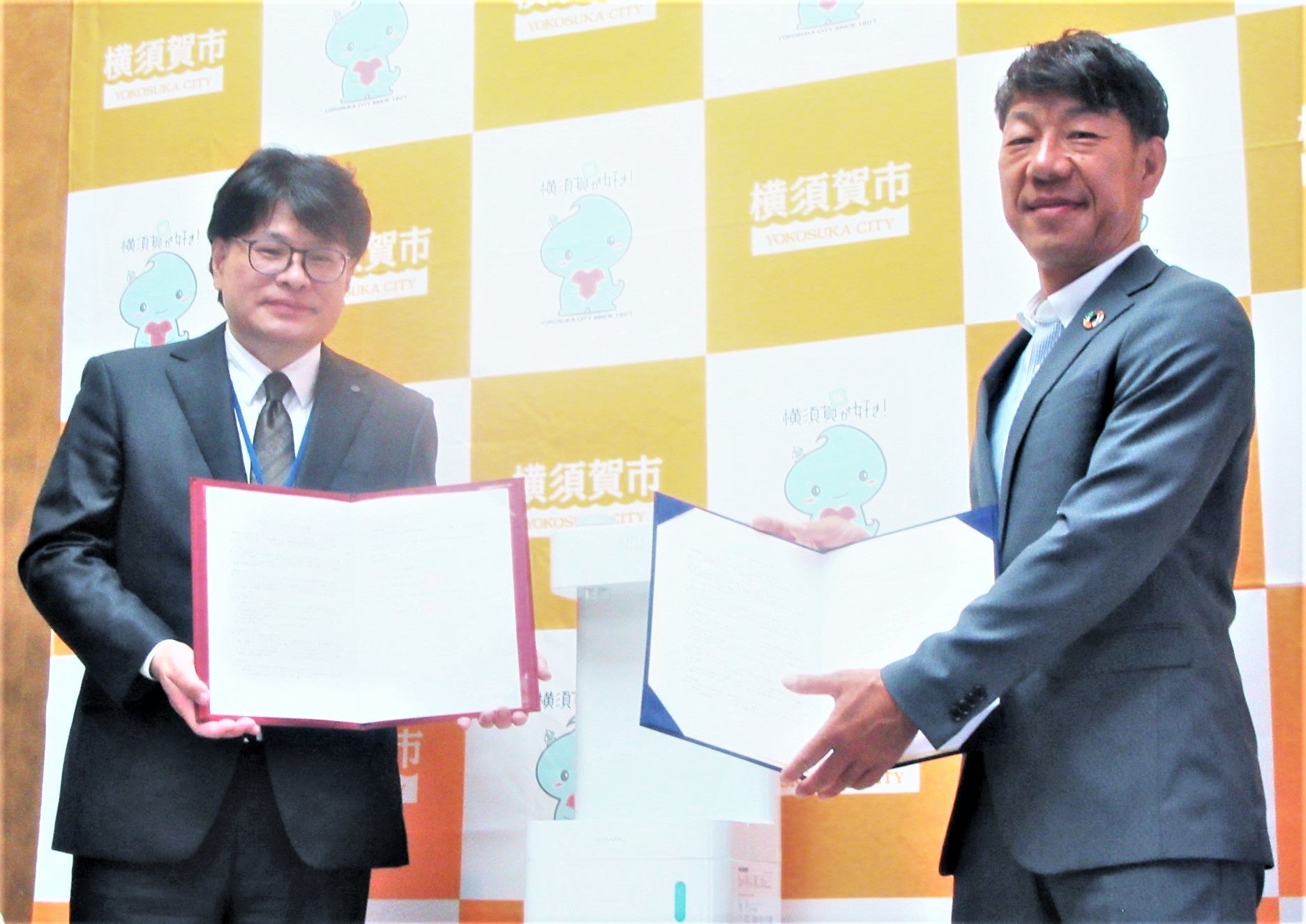 写真左より：横須賀市　環境部長　山口博之様、ウォータースタンド株式会社　取締役　近藤紀行