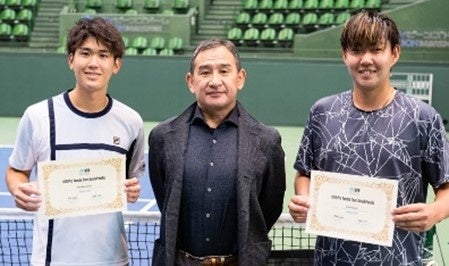 ＜日本大会表彰式での三輪氏 (写真中央) ＞