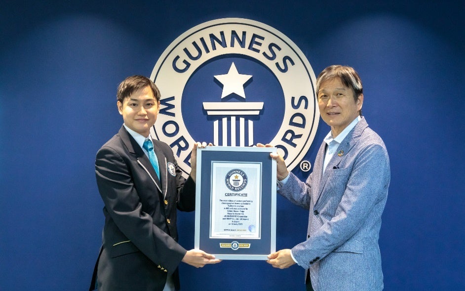 ギネス世界記録™の認定を受ける江口CEO（右）